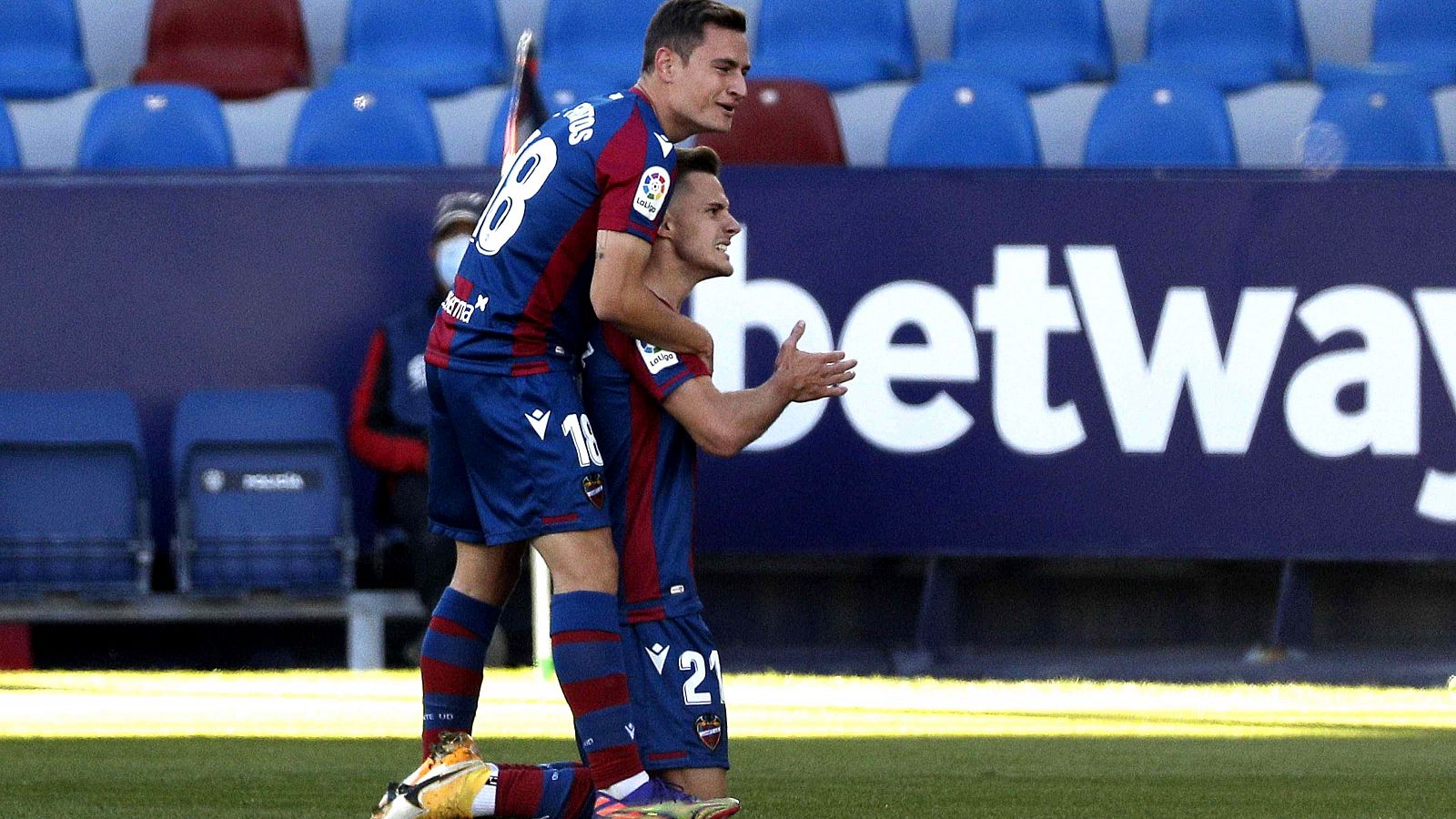 El jugador del Levante UD, Dani Gómez celebra con su compañero Jorge de Frutos el segundo gol de su equipo ante el Getafe CF.