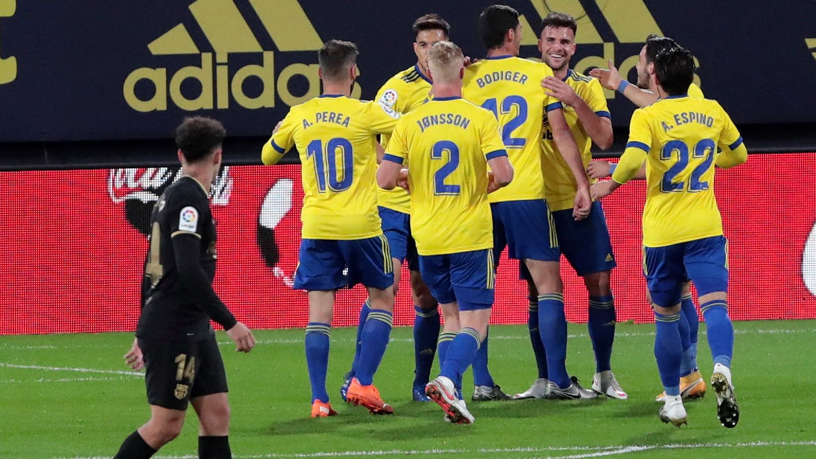 Los jugadores del Cádiz celebran su primer gol ante el Barcelona.