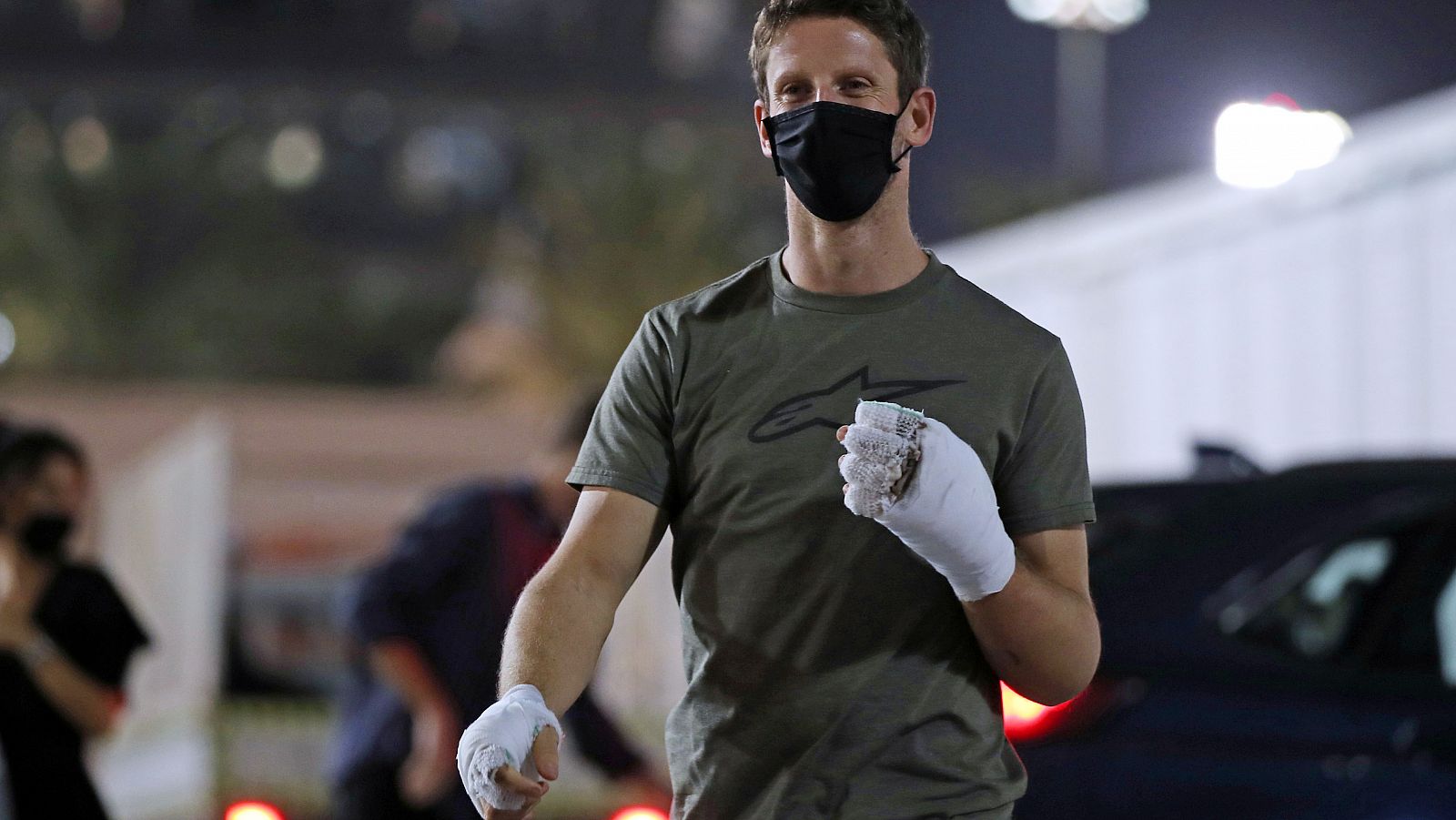 Imagen del piloto galo Romain Grosjean en el paddock de Baréin.