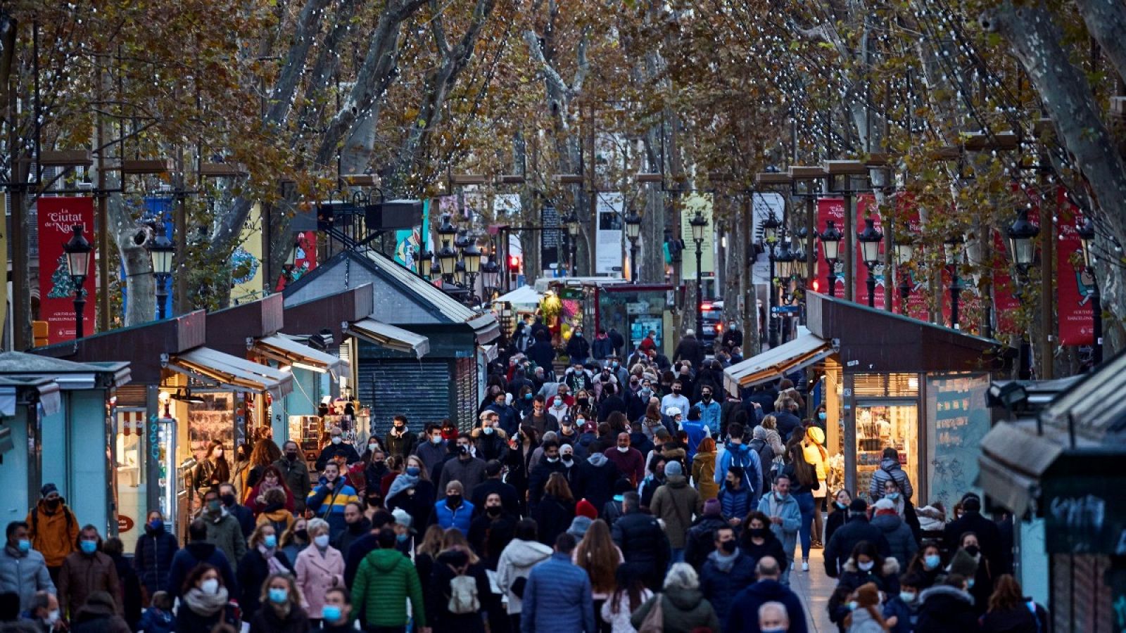 Numerosas personas caminan por las Ramblas de Barcelona