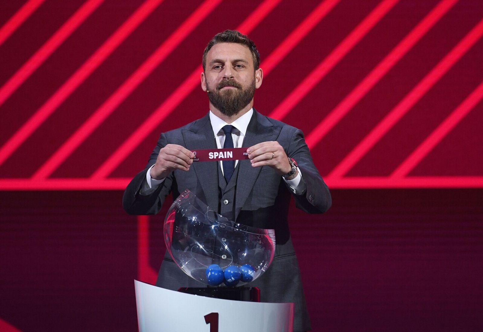 Daniele De Rossi muestra la tarjeta de España en el pasado sorteo.