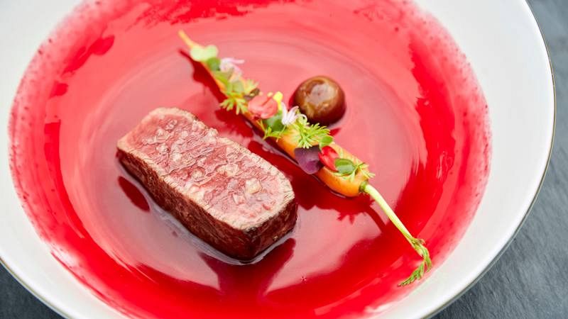  Solomillo de tudanca asado, sangre de tierra, zanahoria estofada en grasa de vaca y su pasto