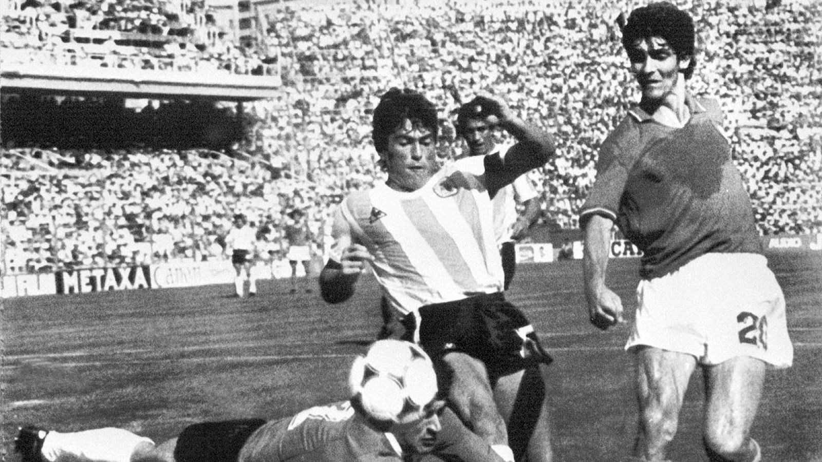 Paolo Rossi (d) durante el partido frente a Argentina en el Mundial de 1982