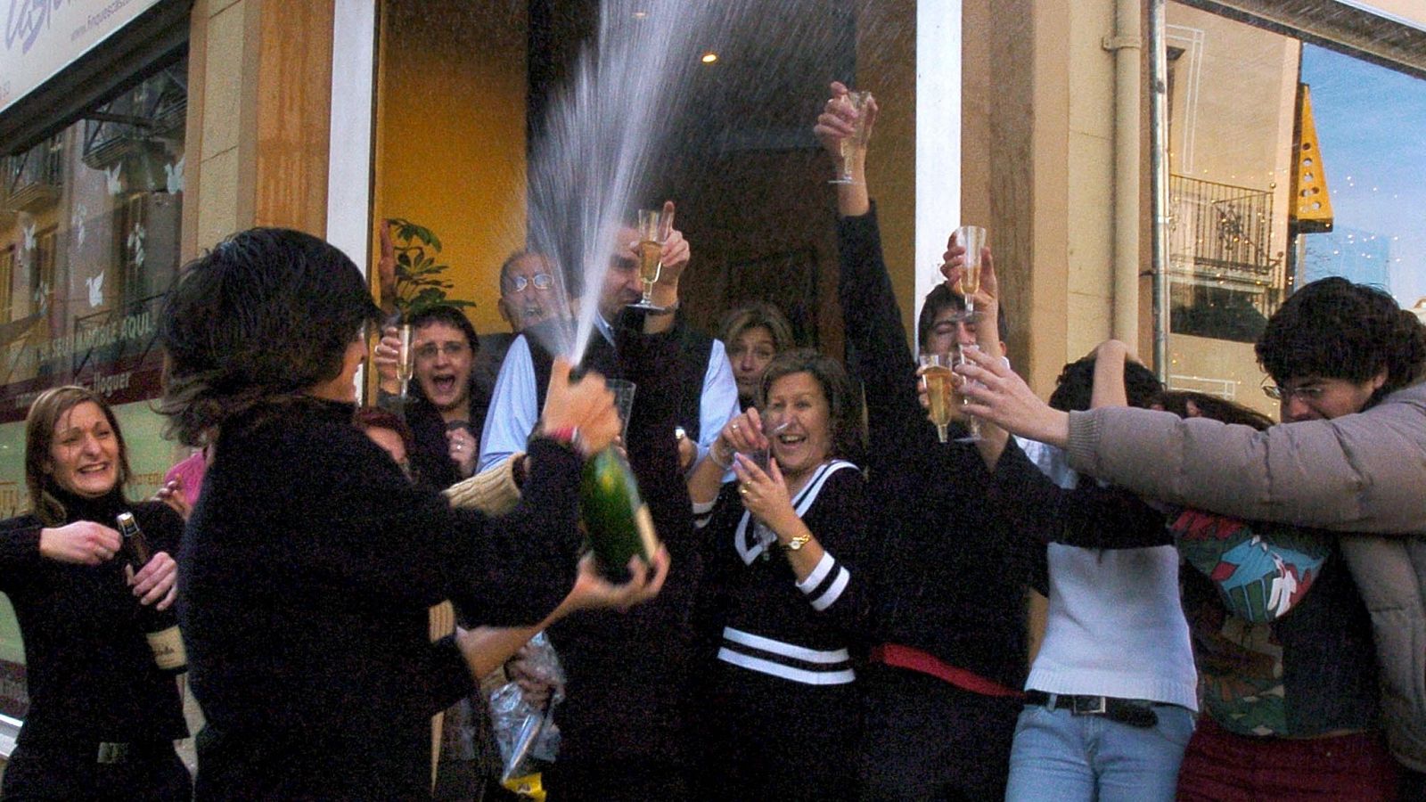 Se recomienda evitar las aglomeraciones como las que se generan en las administraciones de Lotería el día del Sorteo