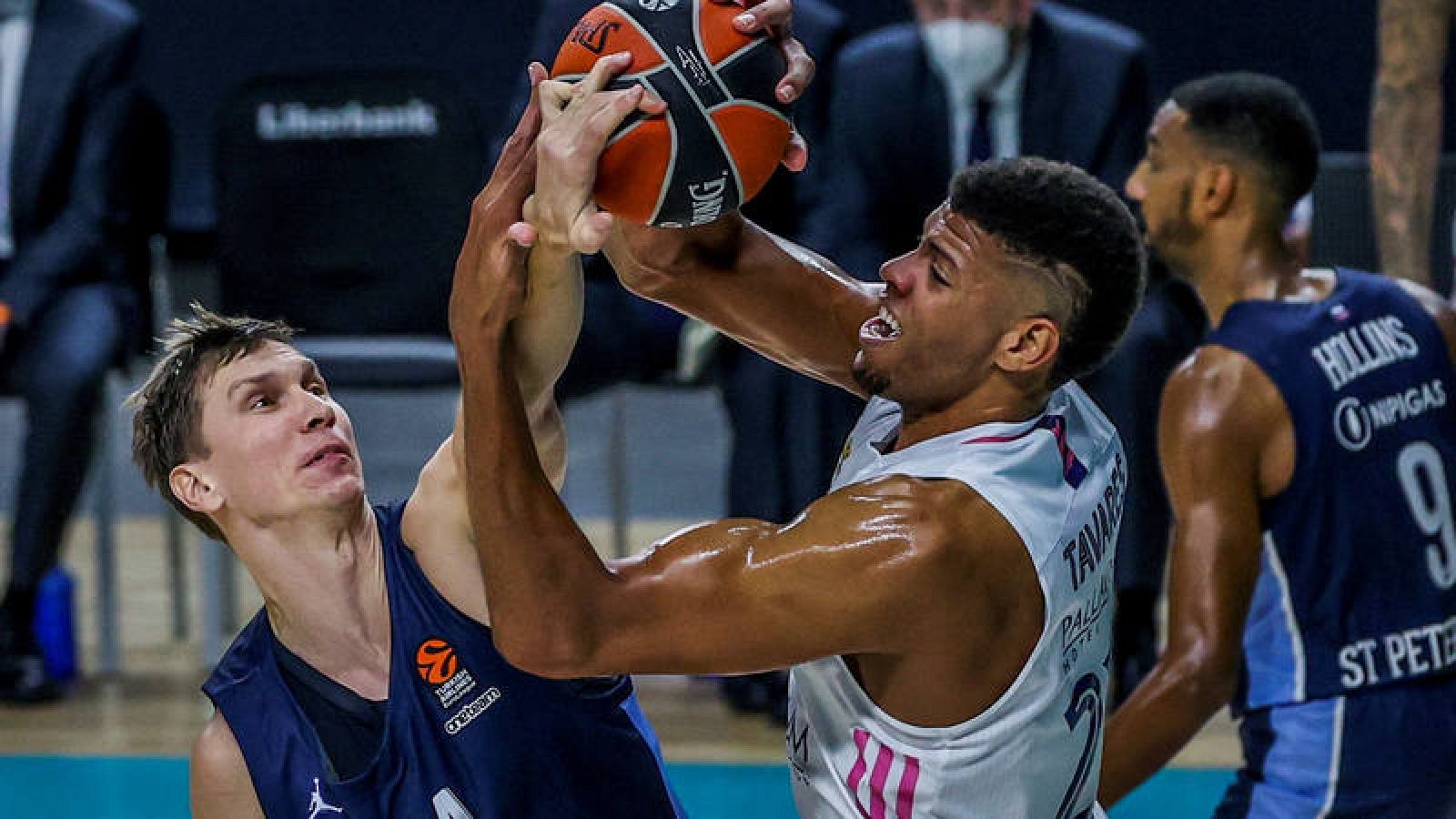 El pívot caboverdiano del Real Madrid Edy Tavares lucha con Anton Pushkov, del Zenit San Petersburgo.