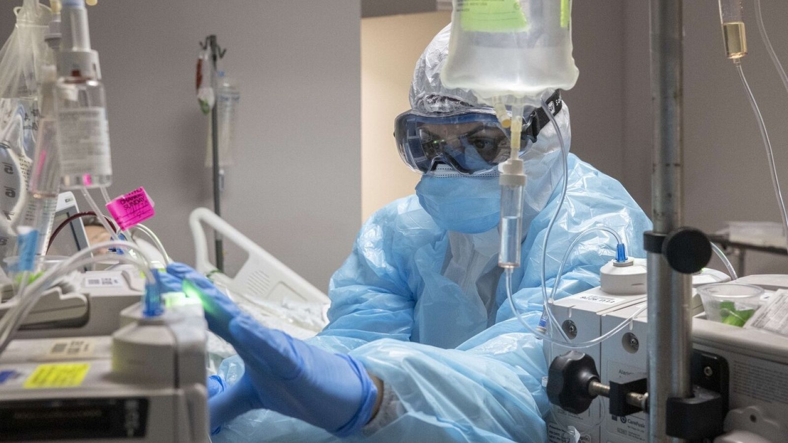 Sanitarios atienden a pacientes de COVID-19 en EE.UU.