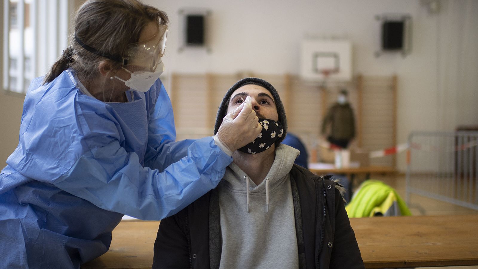 La toma de la muestra en las pruebas TMA también se obtiene introduciendo un hisopo en la nariz.