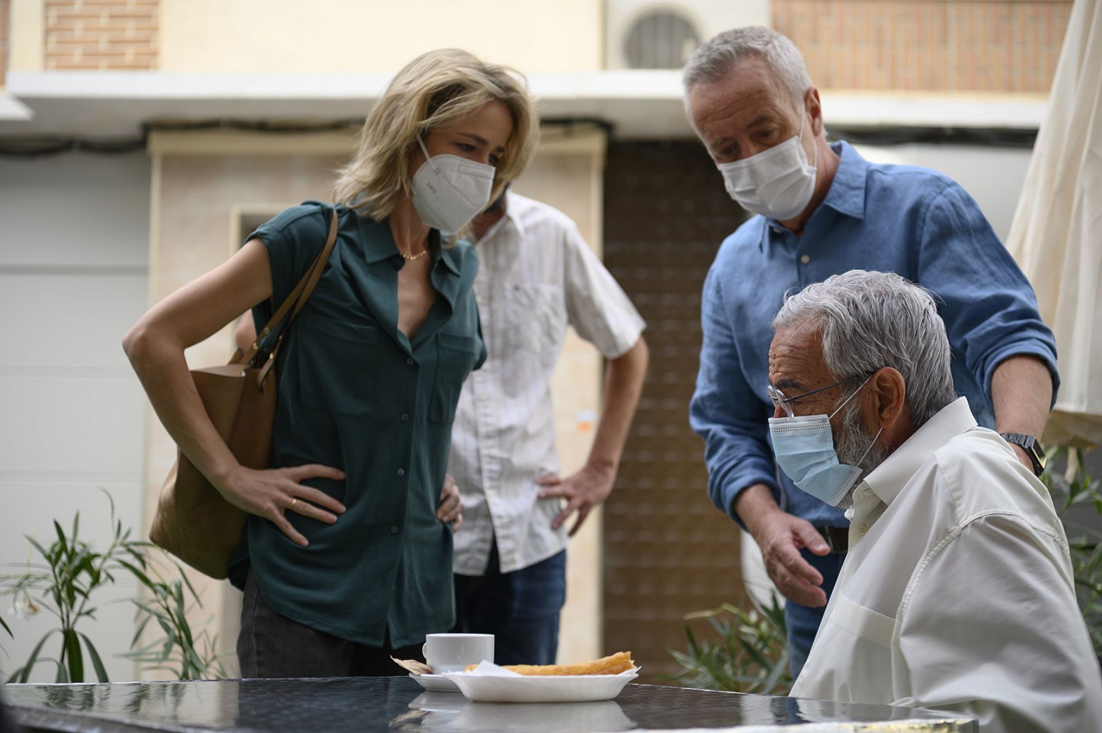 María (Silvia Abascal) y Carlitos (Carlos Hipólito) con Antonio (Imanol Arias)