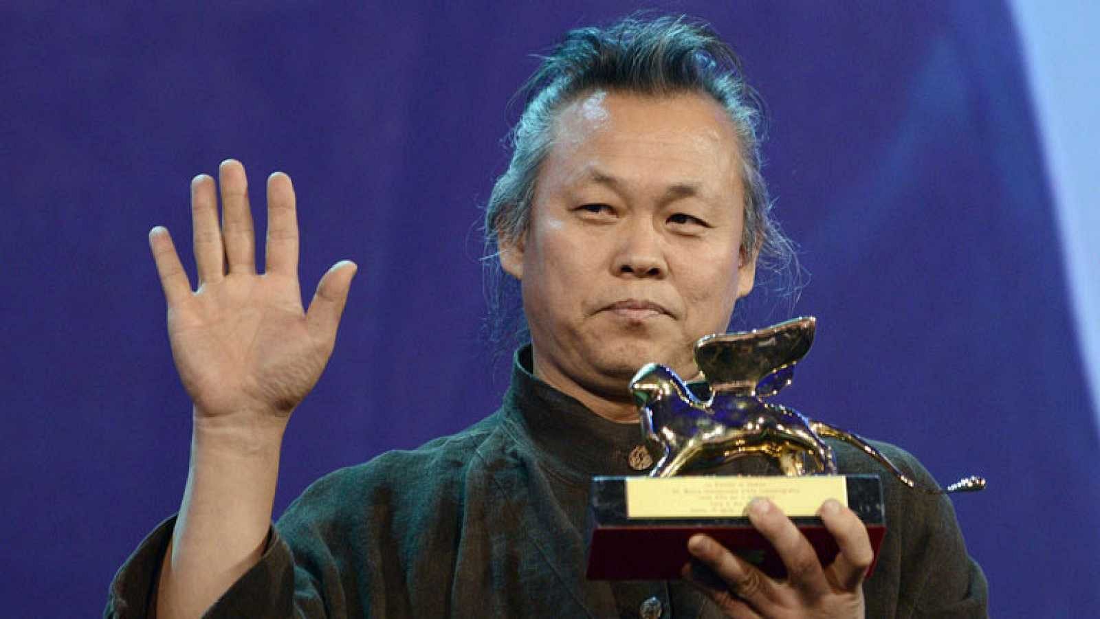 Kim-Ki-Duk con el León de Oro de la Mostra de venecia, que ganó en 2012