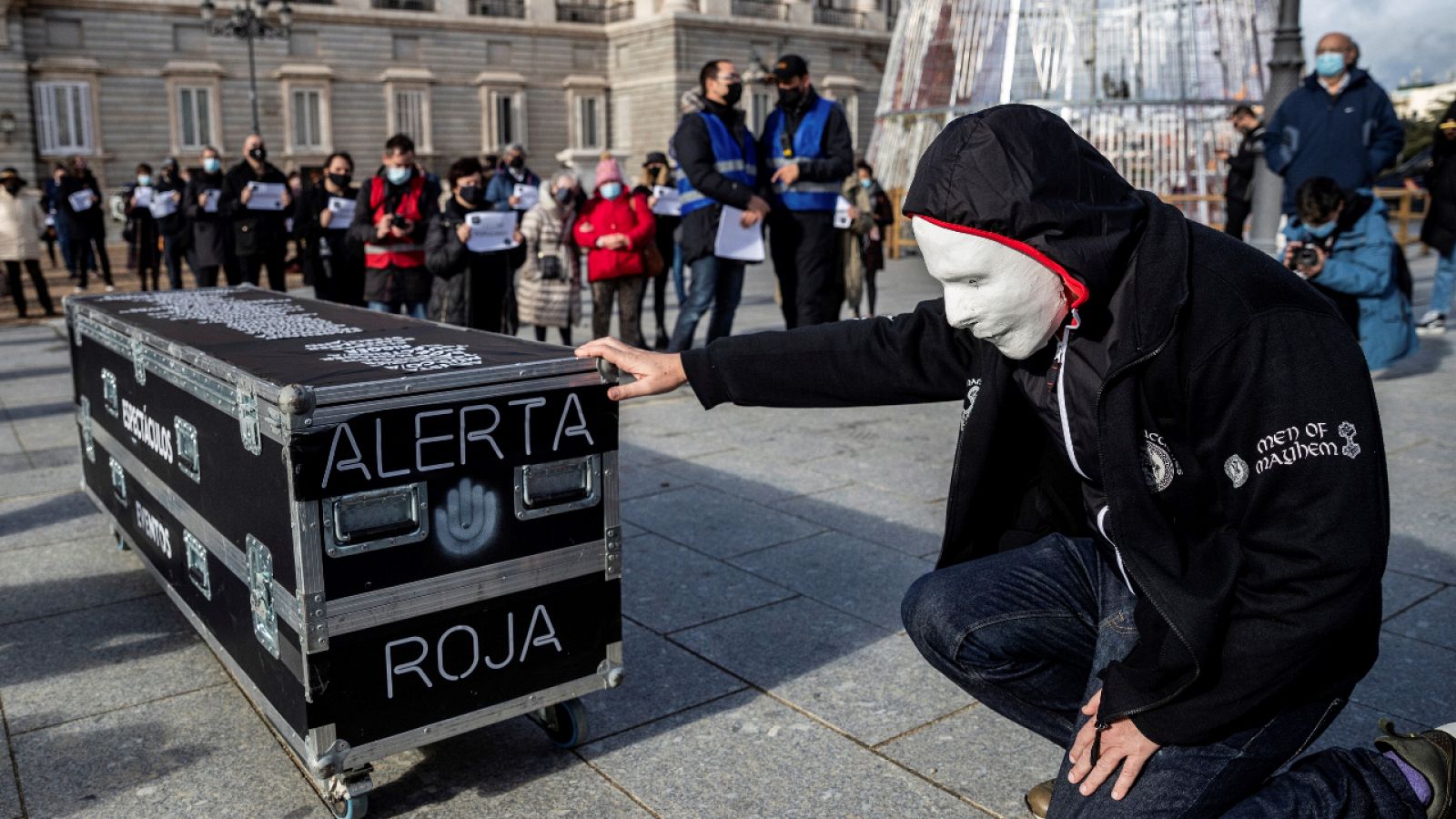 Los participantes han portado bajo una marcha fúnebre los típicos baúles de equipo técnico