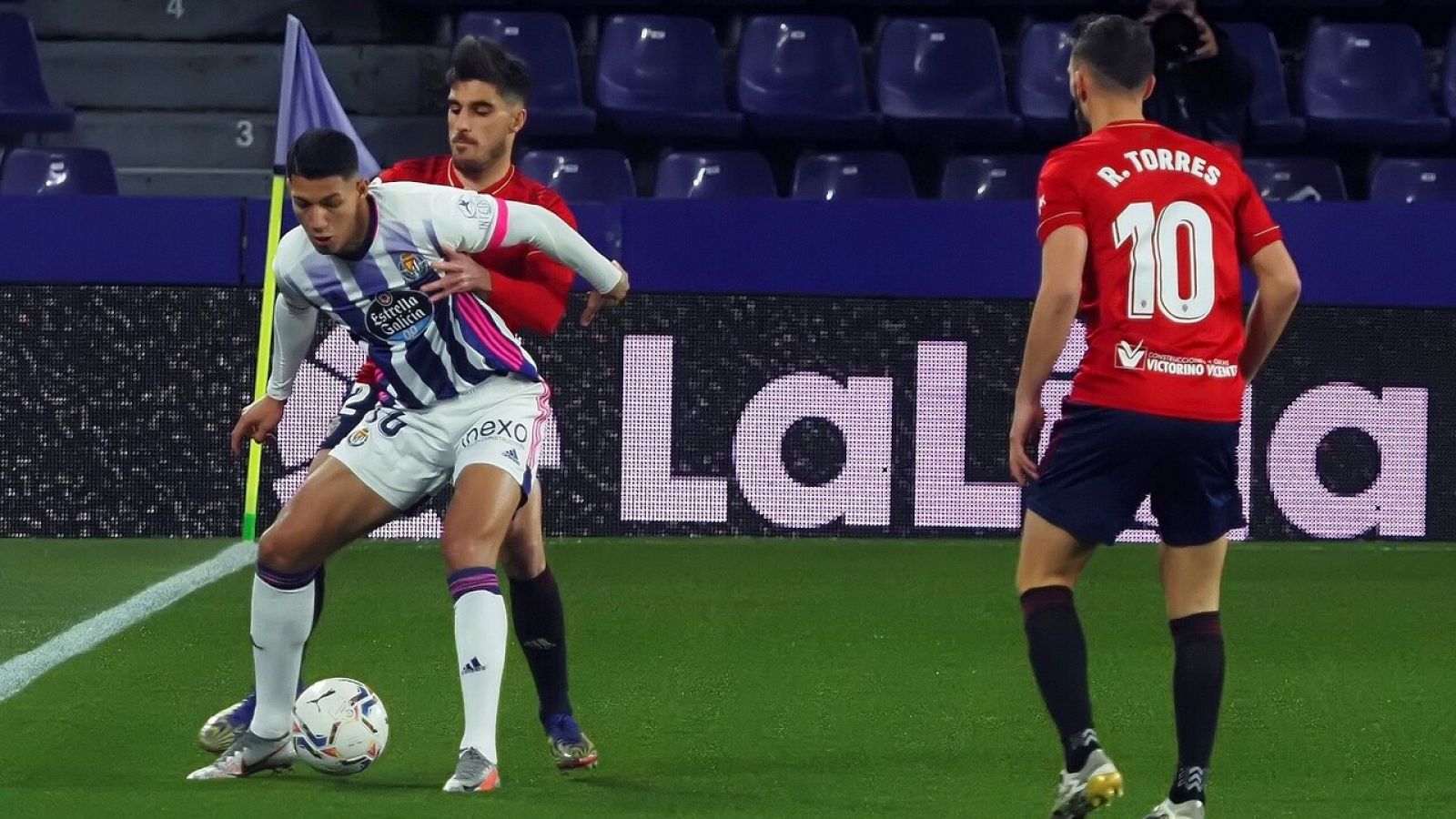 El delantero brasileño del Real Valladolid Marcos André (i-delante) lucha con Nacho Vidal, del Osasuna, durante el partido.