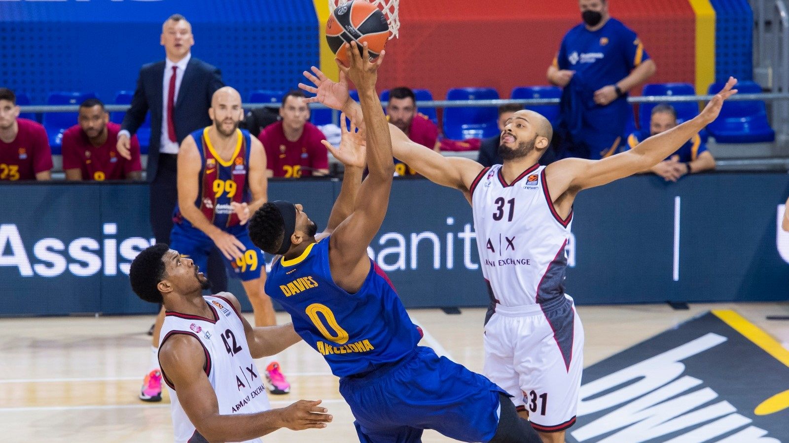 Brandon Davies, del Barça, presionado por la defensa del Olimpia Milano.