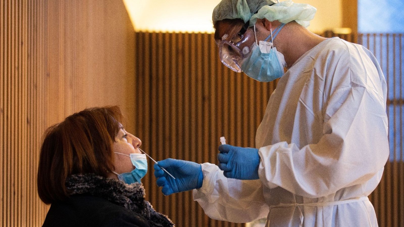 Profesionales sanitarios realizan test antígenos masivos en el recinto modernista del Hospital de Sant Pau