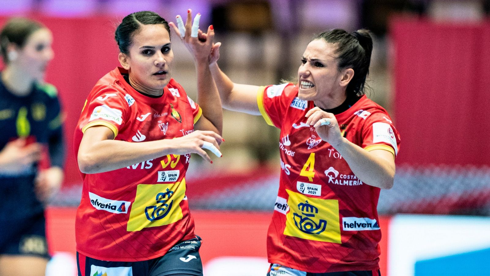 Las jugadoras de la selección española de balonmano celebran un gol.