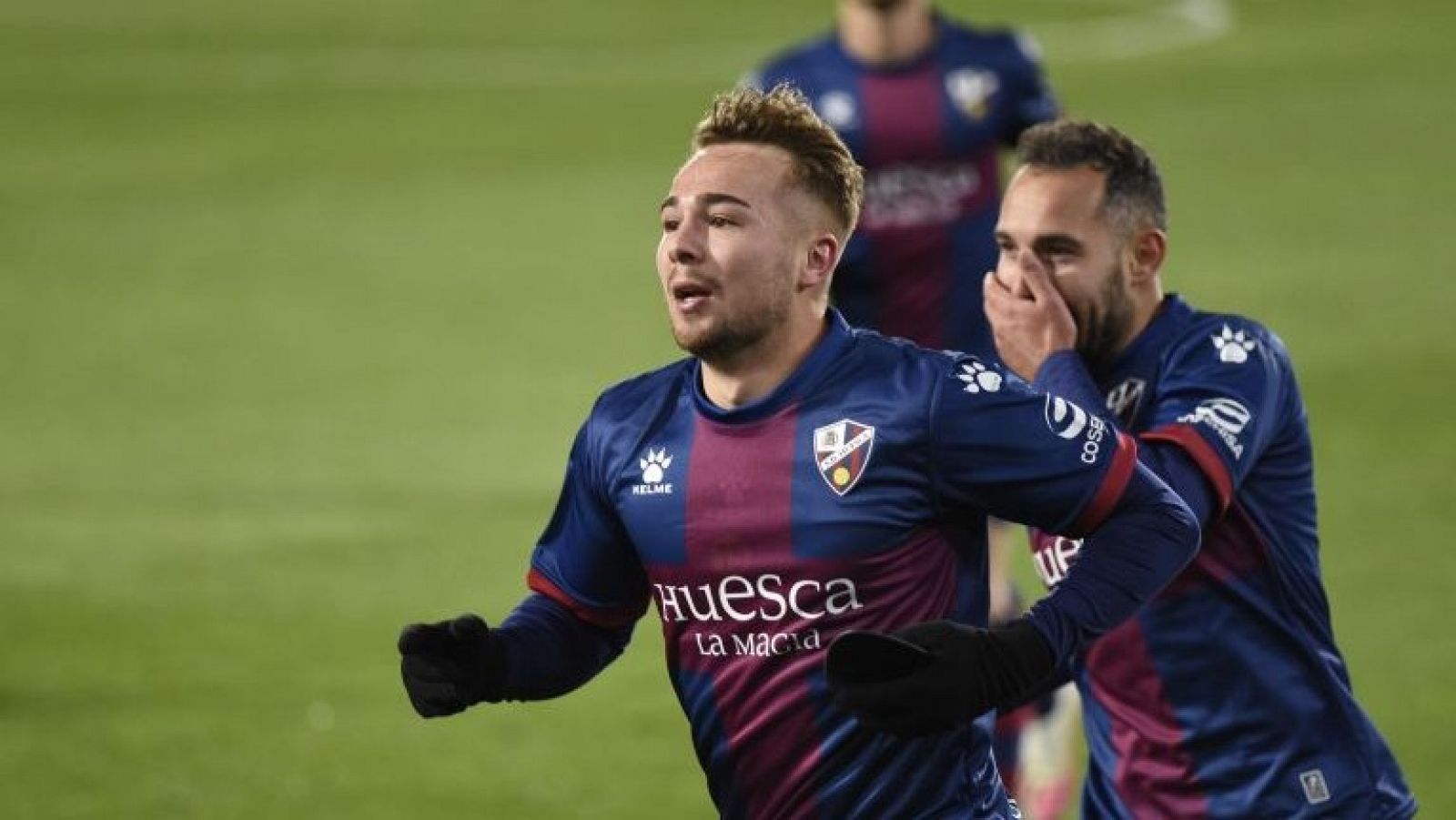 El jugador del Huesca Javier Ontiveros celebra su tanto ante el Alavés.