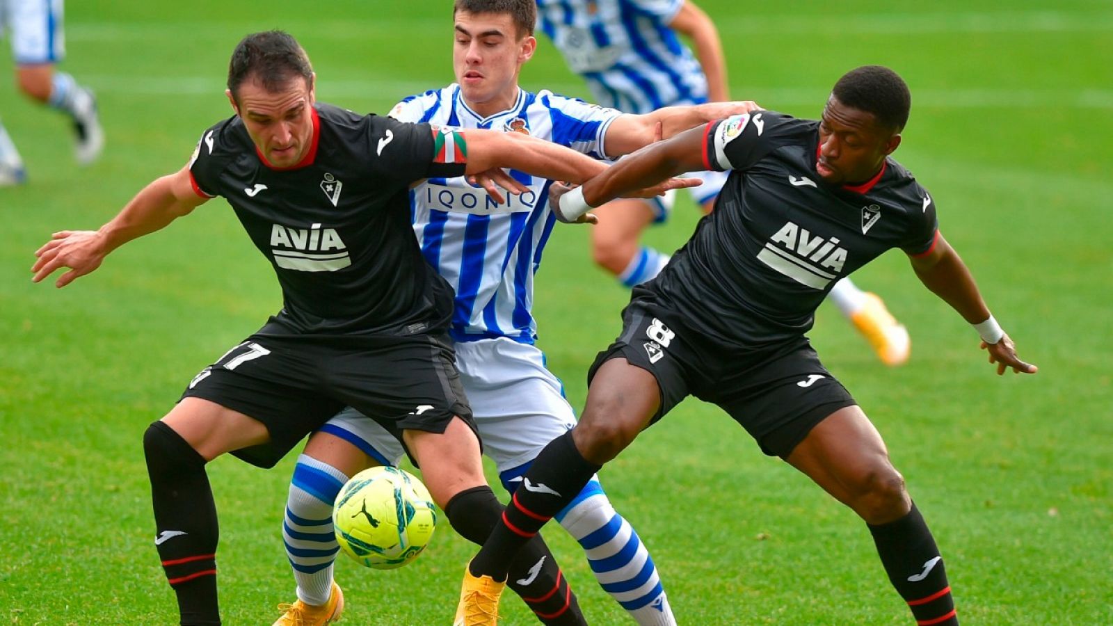 El jugador de la Real Sociedad Ander Barrenetxea pugna con Martin Merquelanz y Pape Diop, ambos del Eibar.