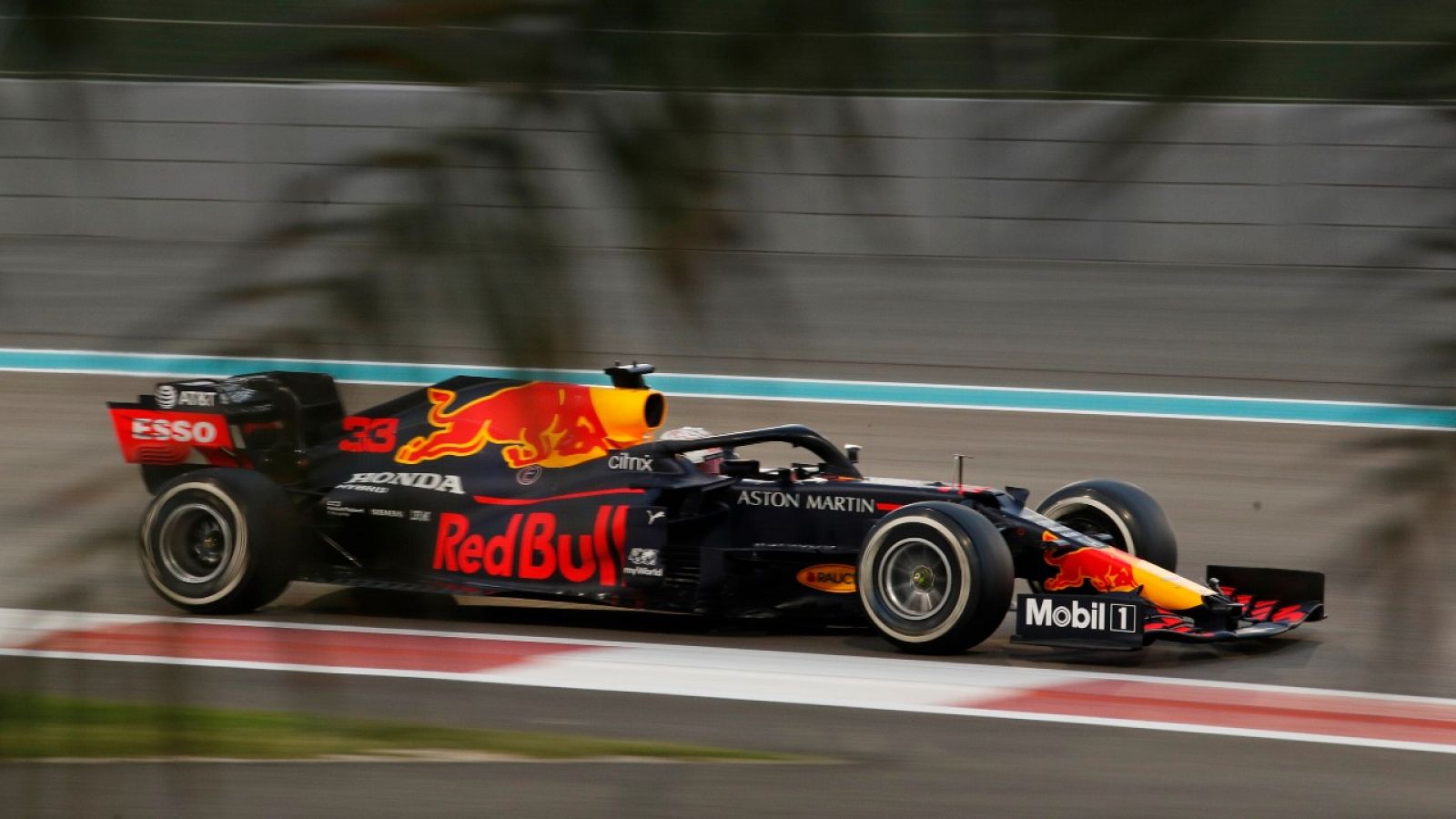 Imagen de piloto holandés de Red Bull, Max Verstappen durante el GP de Abu Dabi de Fórmula 1.