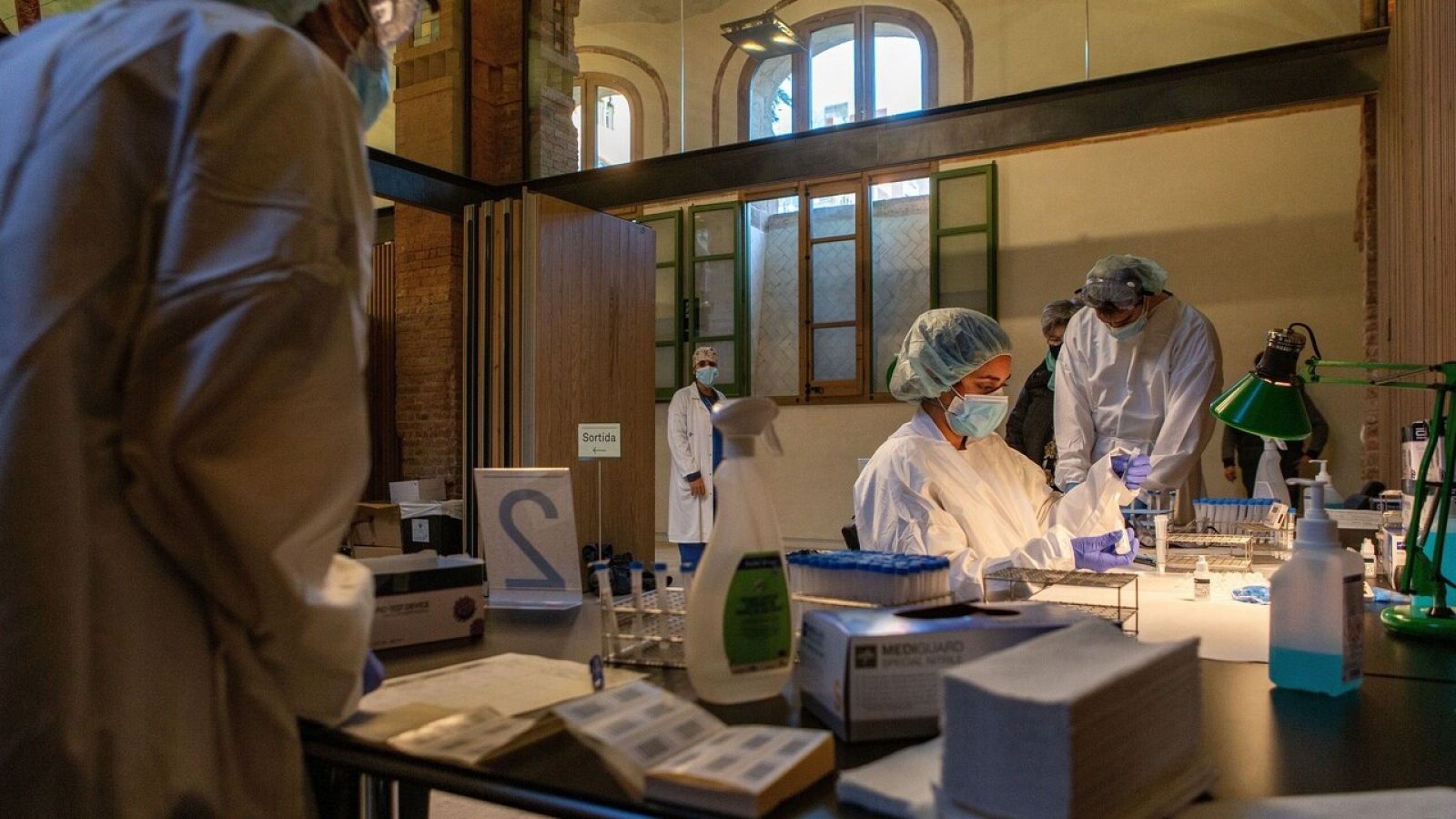 Profesionales sanitarios realizan test antígenos masivos de detección de la COVID-19