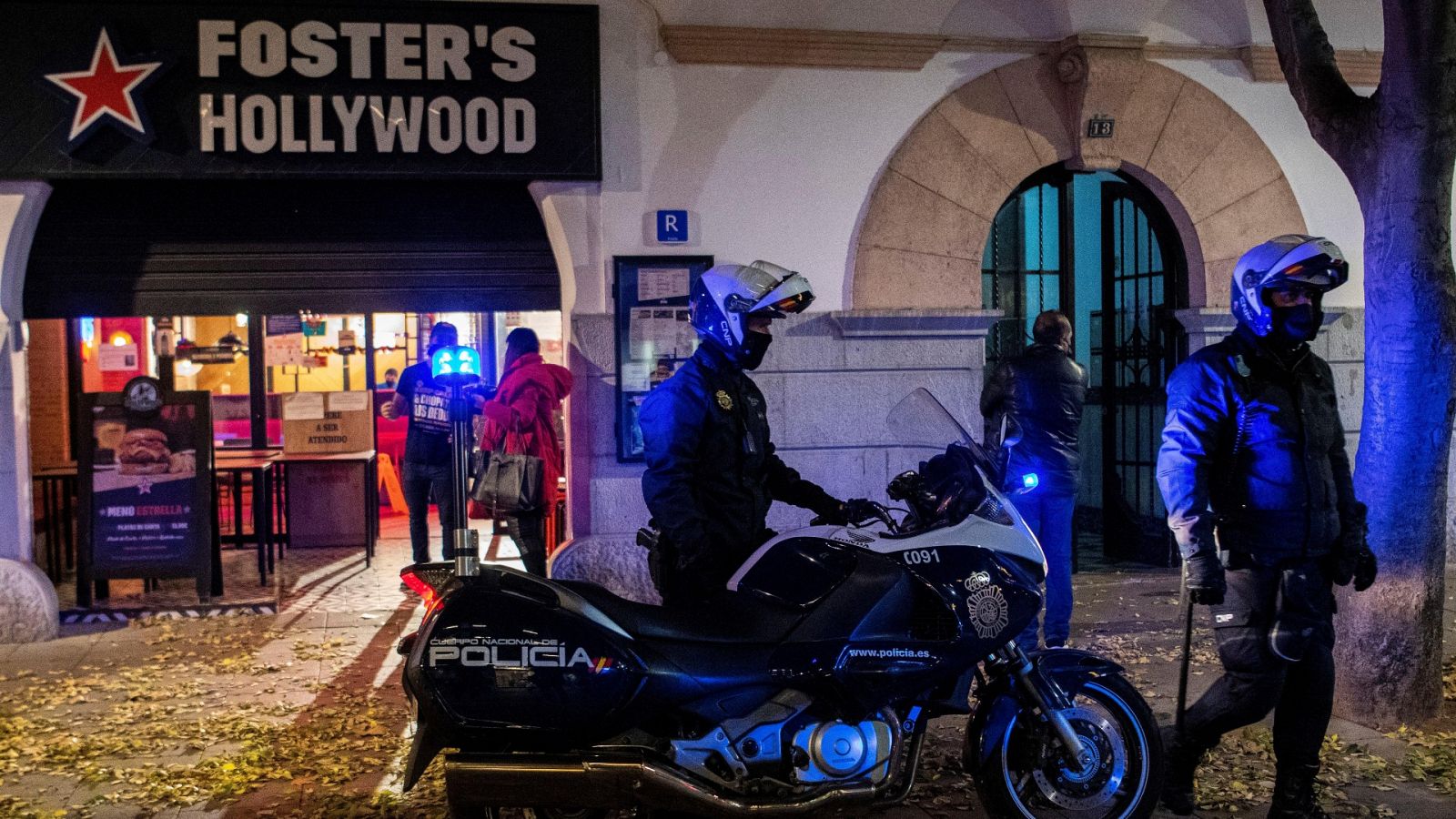 La Policía patrulla en Palma para hacer cumplir el toque de queda