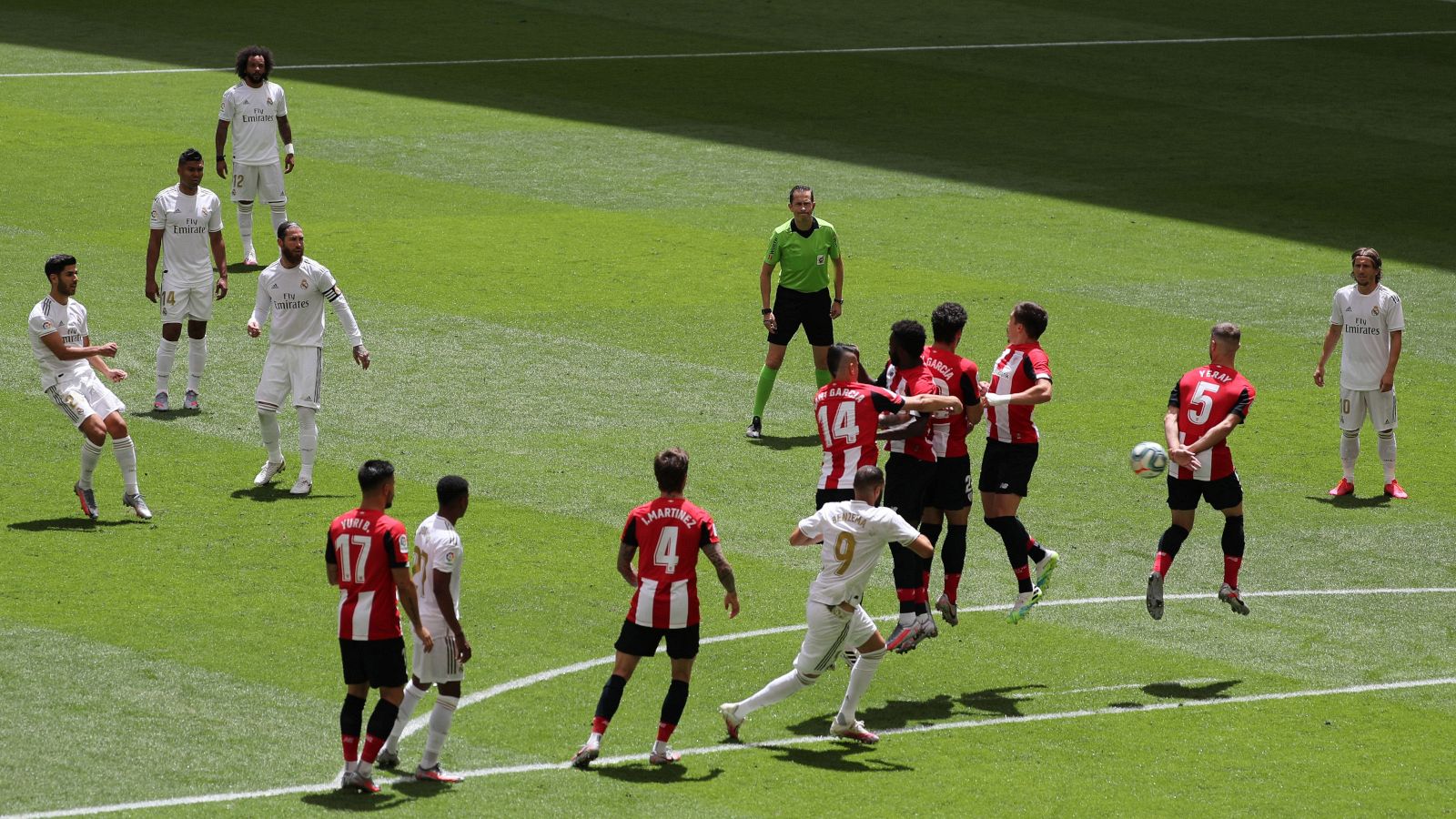 Asensio (i), lanza una falta durante el Athletic-Real Madrid de la pasada Liga