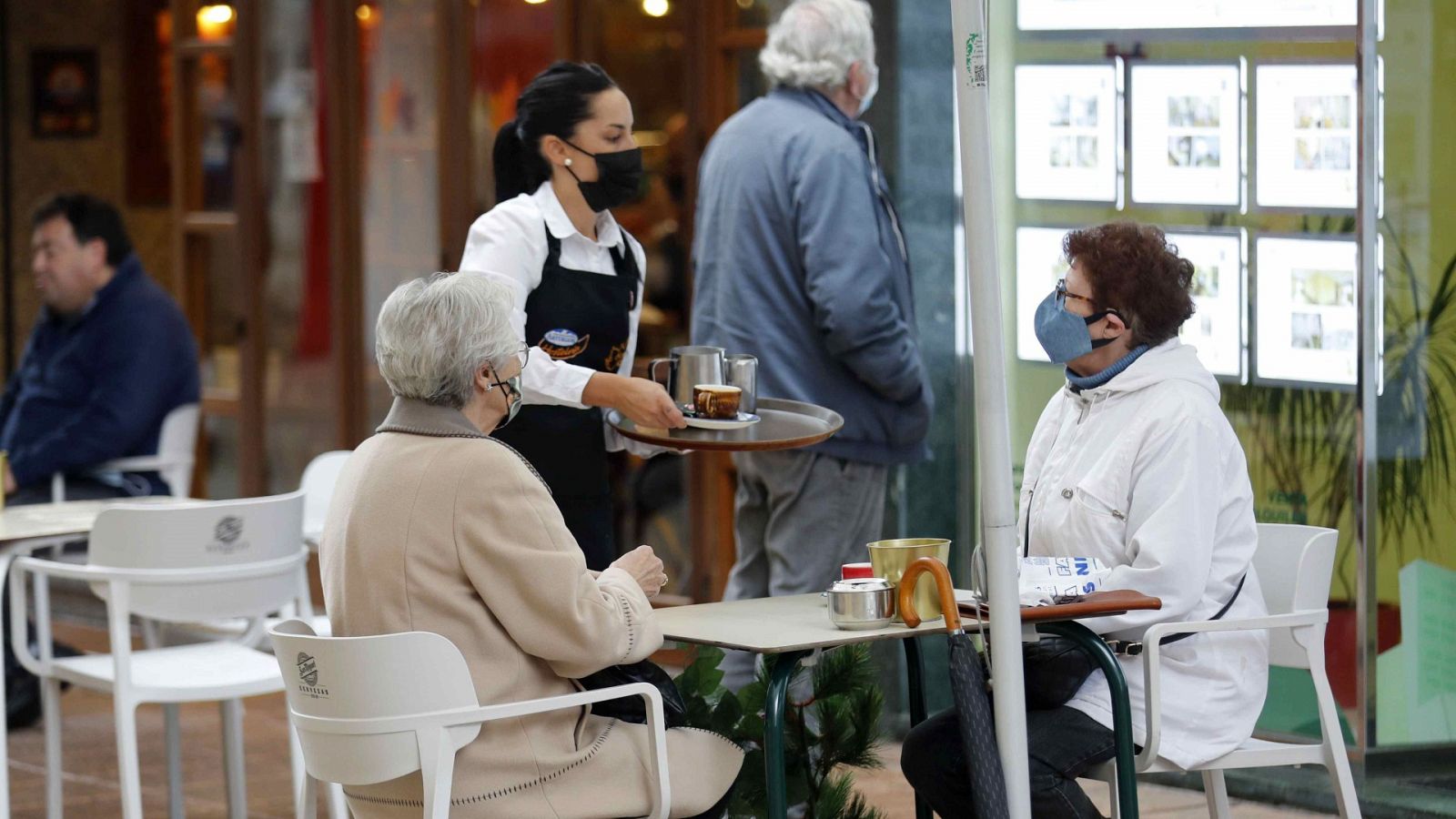 Sanidad notifica 21.309 casos y 389 muertes en España desde el viernes.