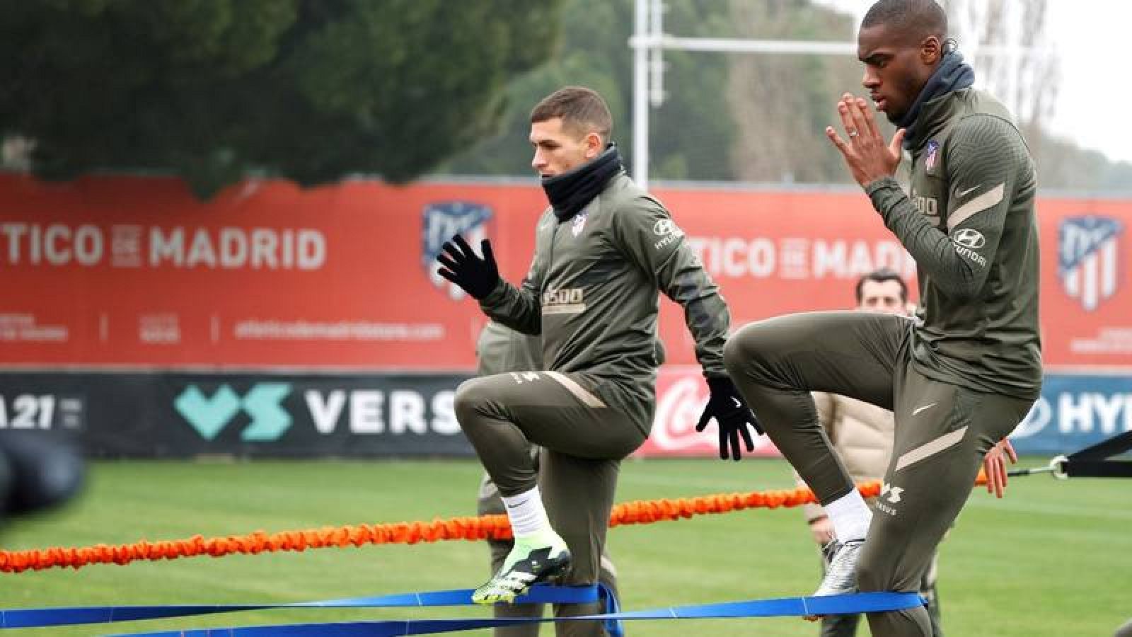 Los centrocampistas del Atlético de Madrid Geoffrey Kondogbia (d) y Lucas Torreira (i) durante un entrenamiento. 