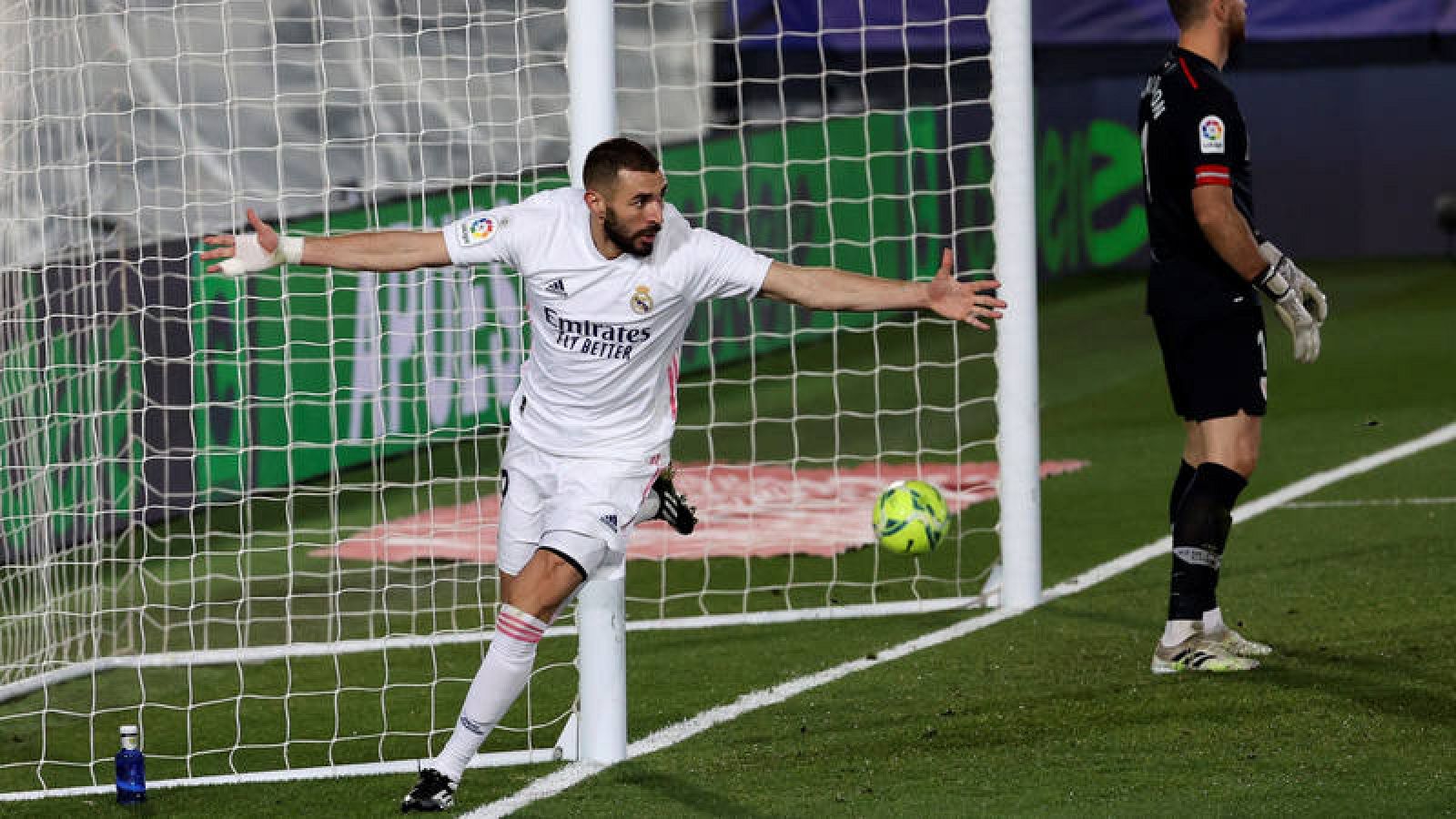 Karim Benzema celebra el segundo gol del Real Madrid frente al Athletic.