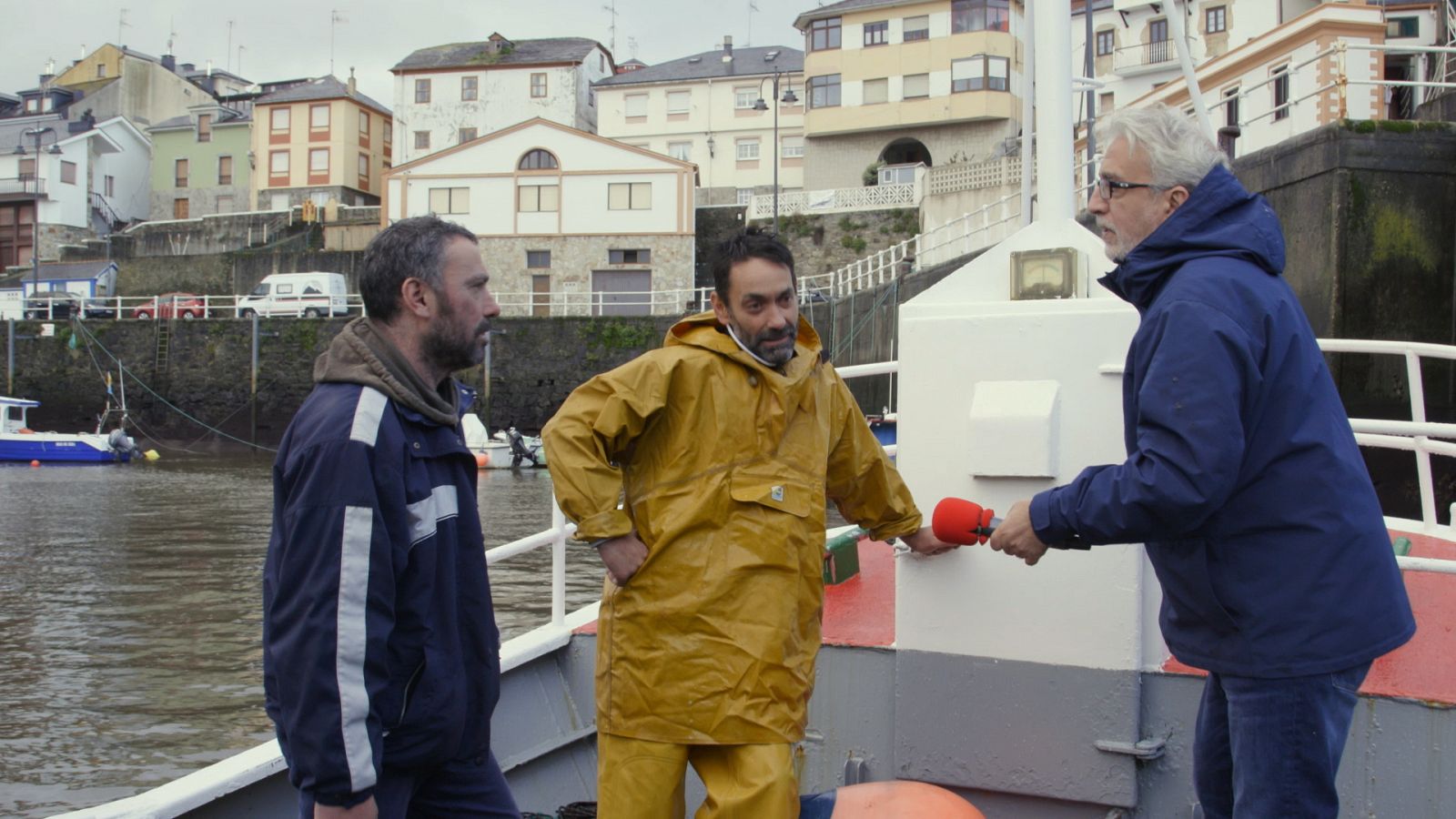 De pesca, en Puerto de Vega