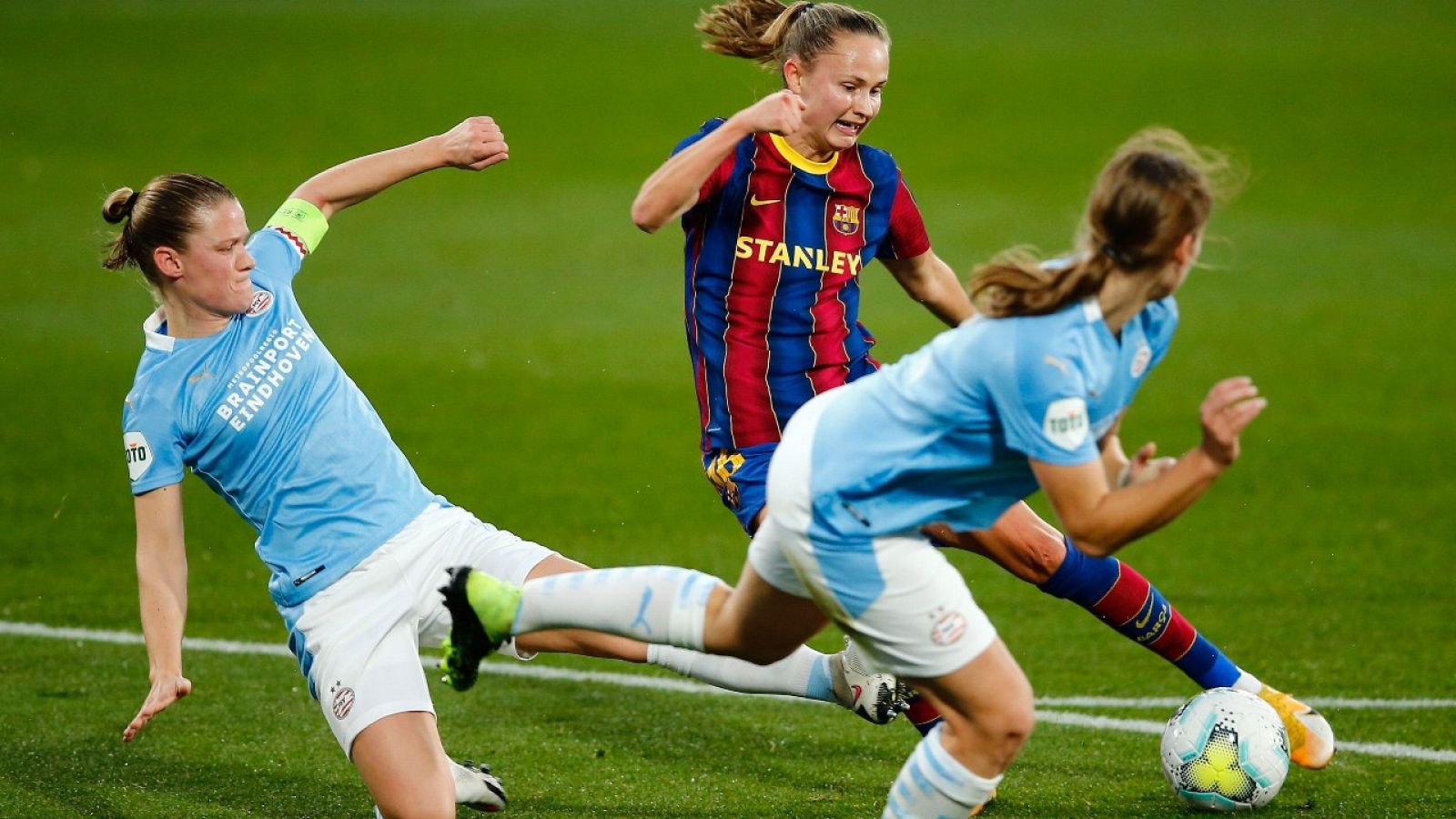 La delantera noruega del FC Barcelona, Caroline Hansen (c) durante el partido de Champions ante el PSV.