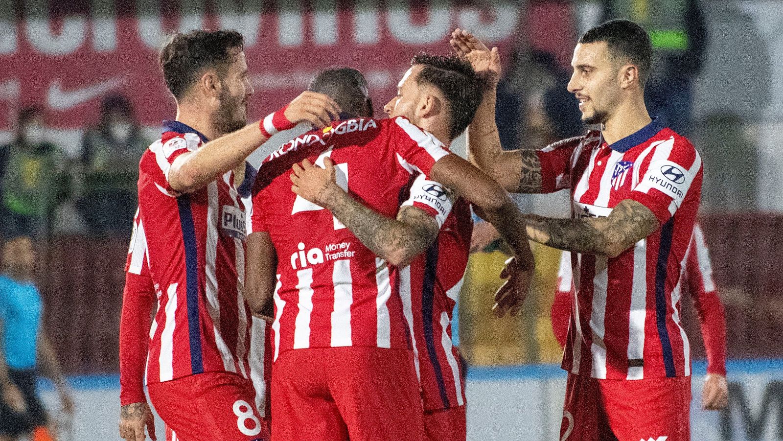 Los jugadores del Atlético de Madrid celebran su segundo gol ante el Cardassar en partido de la primera ronda de la Copa.