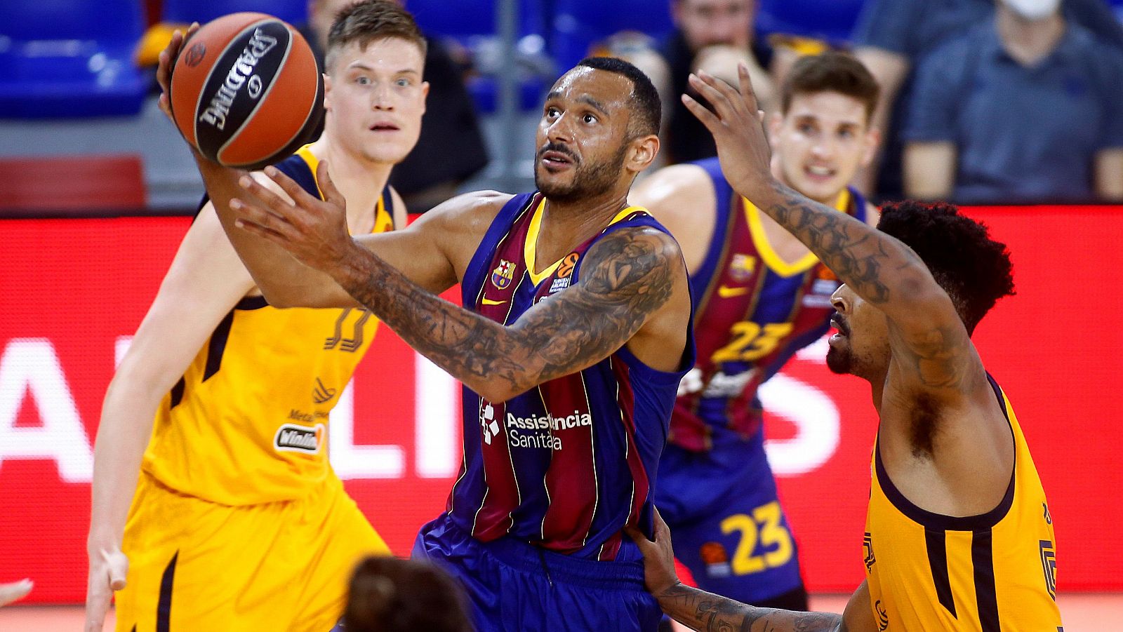 El escolta del FC Barcelona Ádam Hanga (c) entra a canasta durante el partido de la fase regular de la EuroLiga.