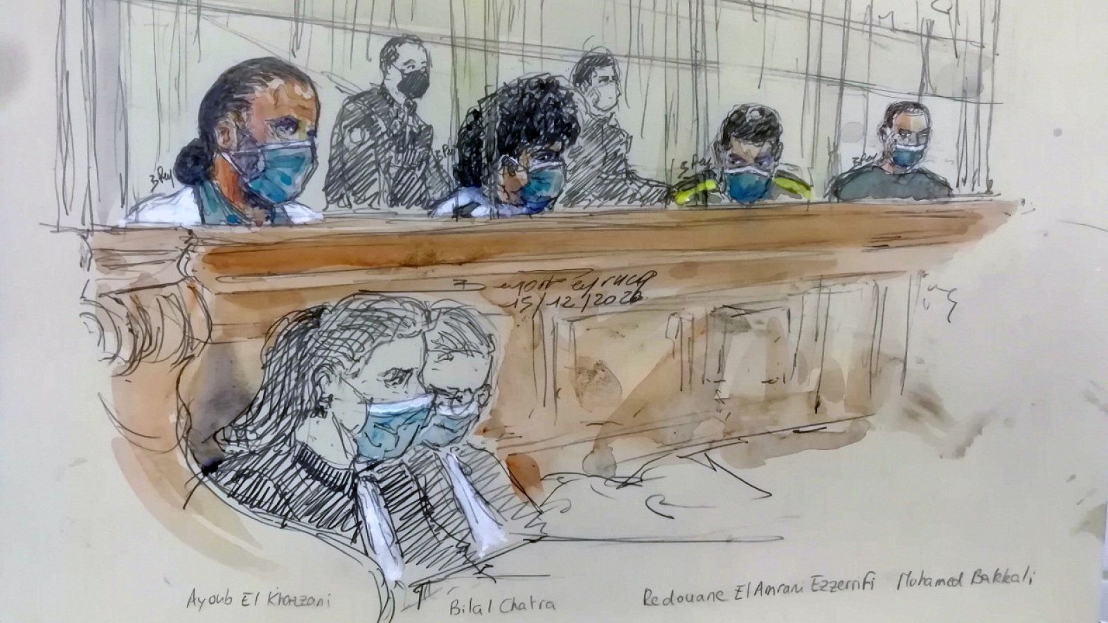 Dibujo de la sala del tribunal con los acusados: Ayoub El Khazzani, Bilal Chatra, Redouane El Amrani Ezzerrifi y Mohamed Bakkali sentados en el banquillo del Palacio de Justicia de París.