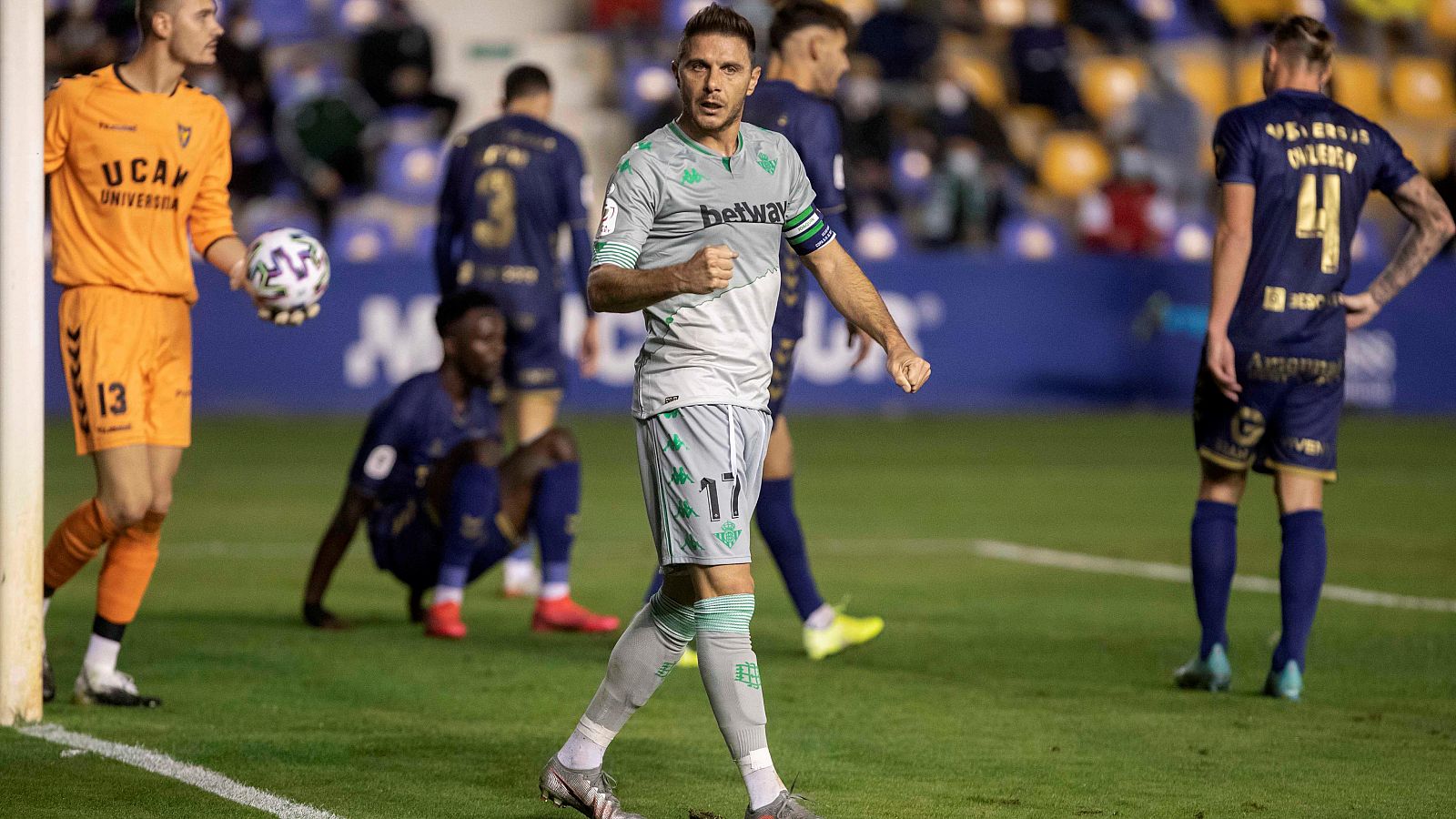 El jugador del Real Betis Joaquín (c) celebra el primer gol ante el UCAM Murcia C.F, durante el partido de la primera ronda de la Copa del Rey.