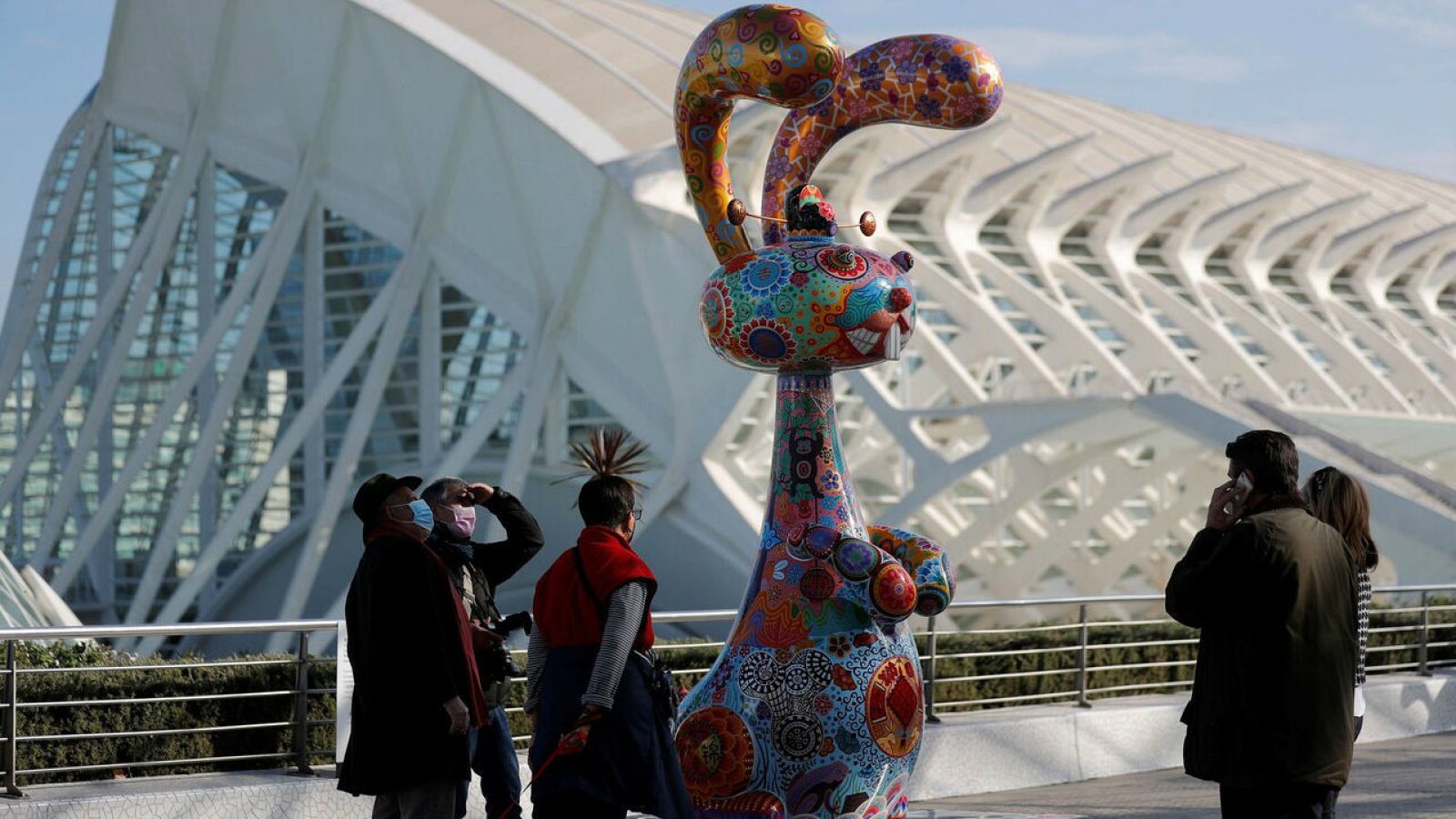 Turistas con mascarilla en la Ciudad de las Artes y las Ciencias de Valencia.