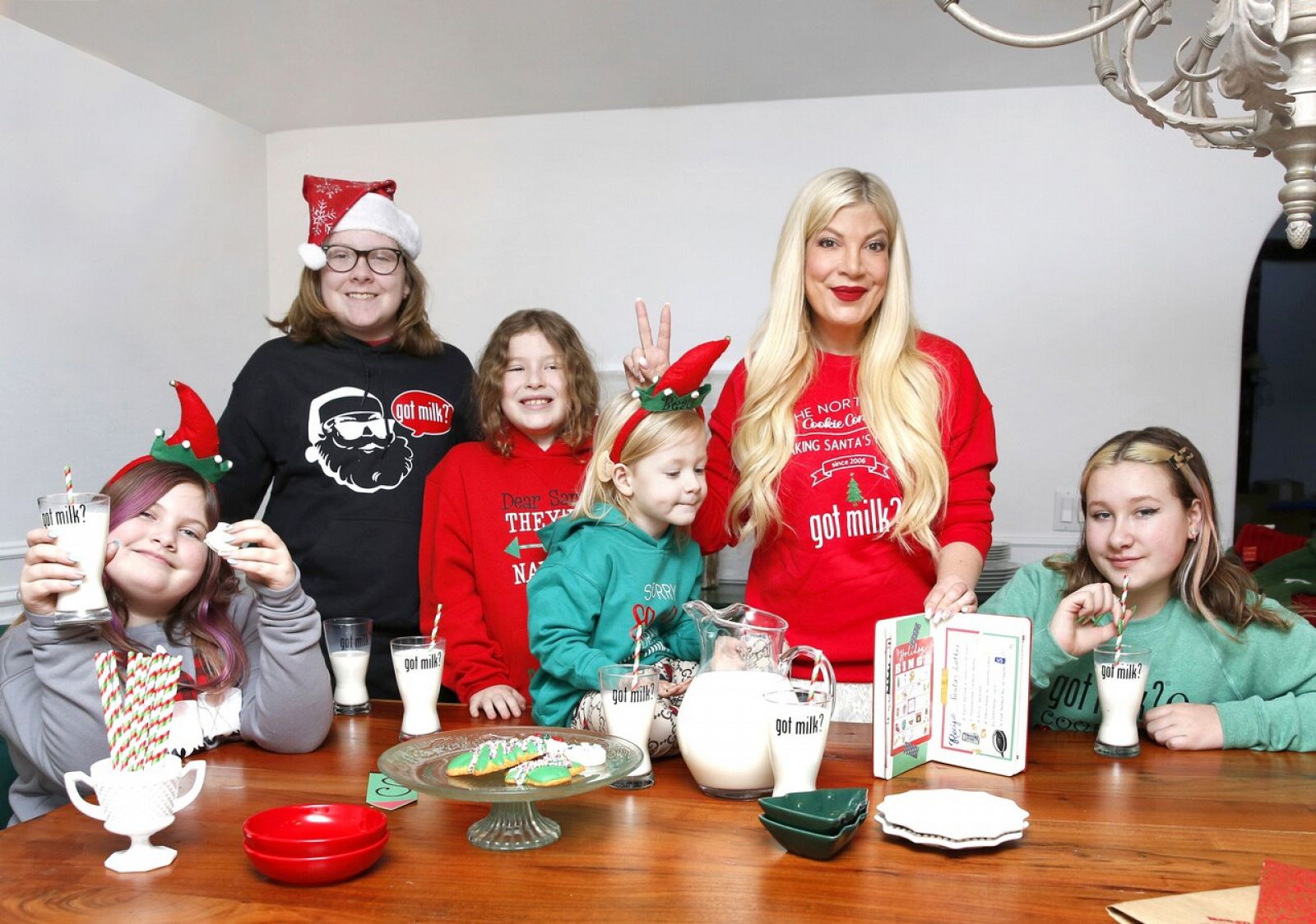 Tori Spelling posa con sus cinco hijos para fomentar el consumo de leche.