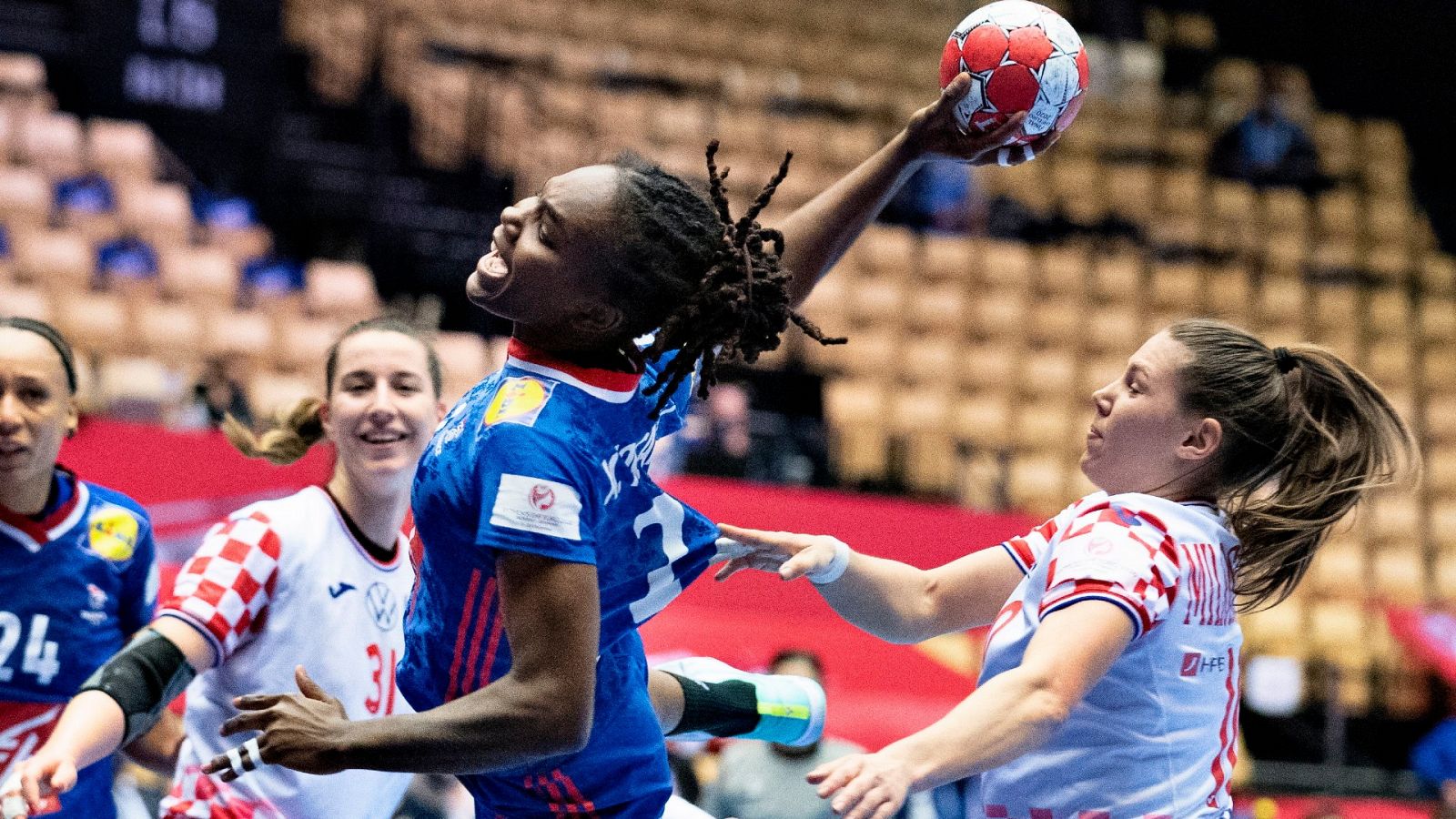 La francesa Meline Nocandy (C) durante el partido de semifinales del Europeo de balonnmano ante Croacia.