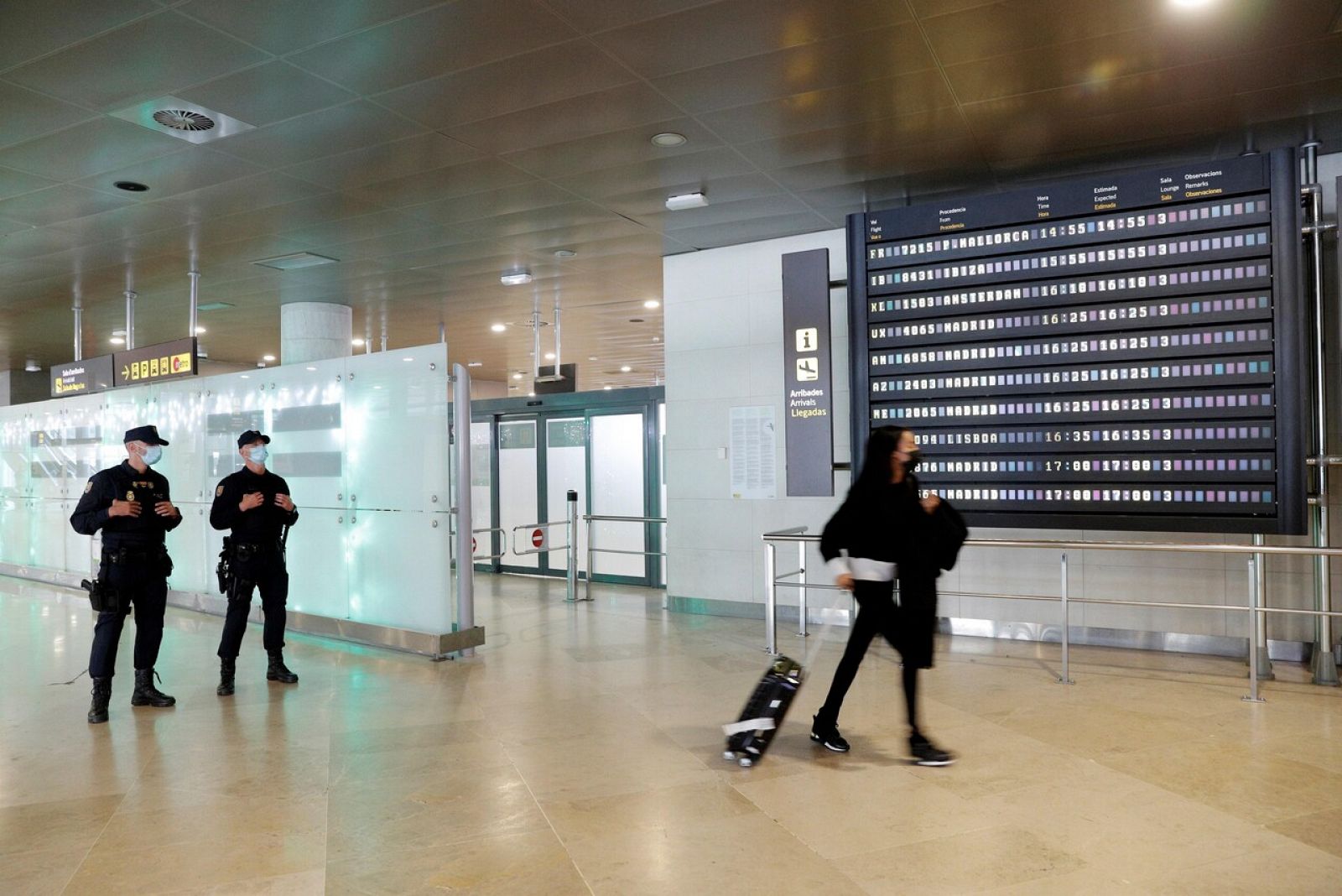 Dos agentes de Policía vigilan el aeropuerto de Valencia