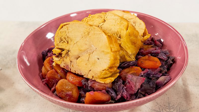 Pularda rellena con manzana y piñones con lombarda