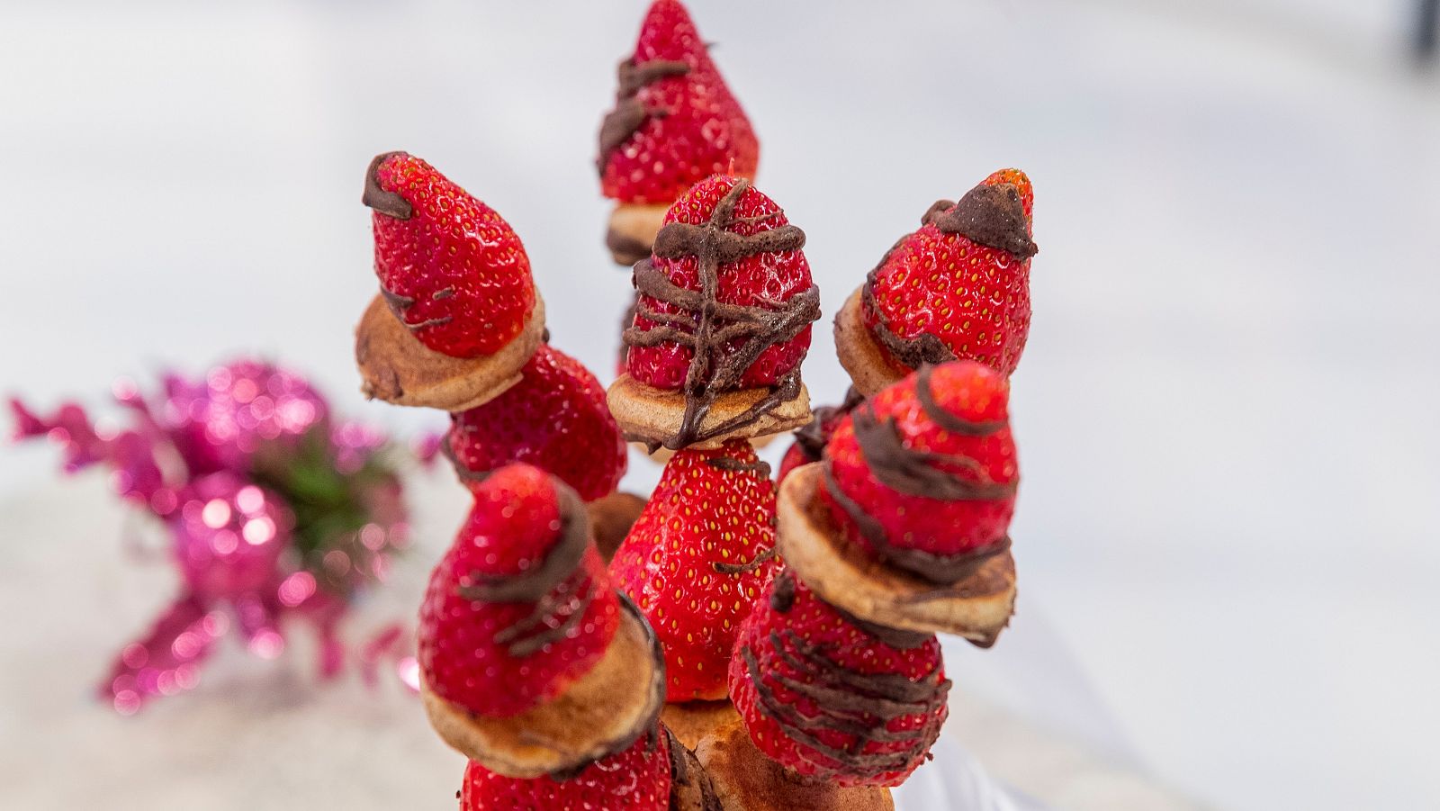 Minibrochetas de tortitas y fresas: