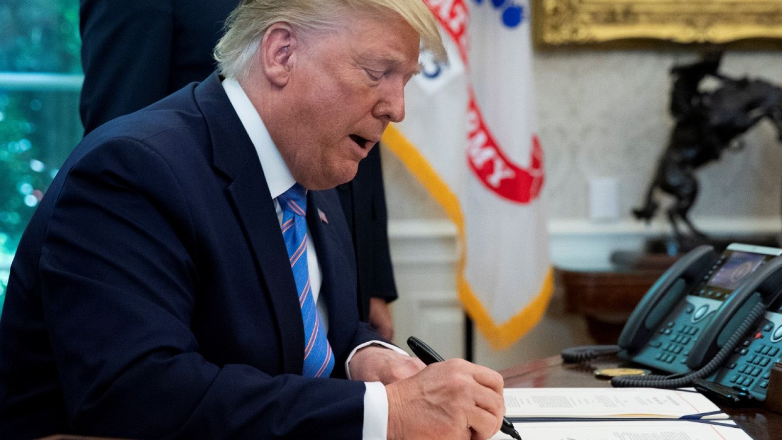 Imagen de archivo del presidente de Estados Unidos, Donald Trump, firmando un documento.