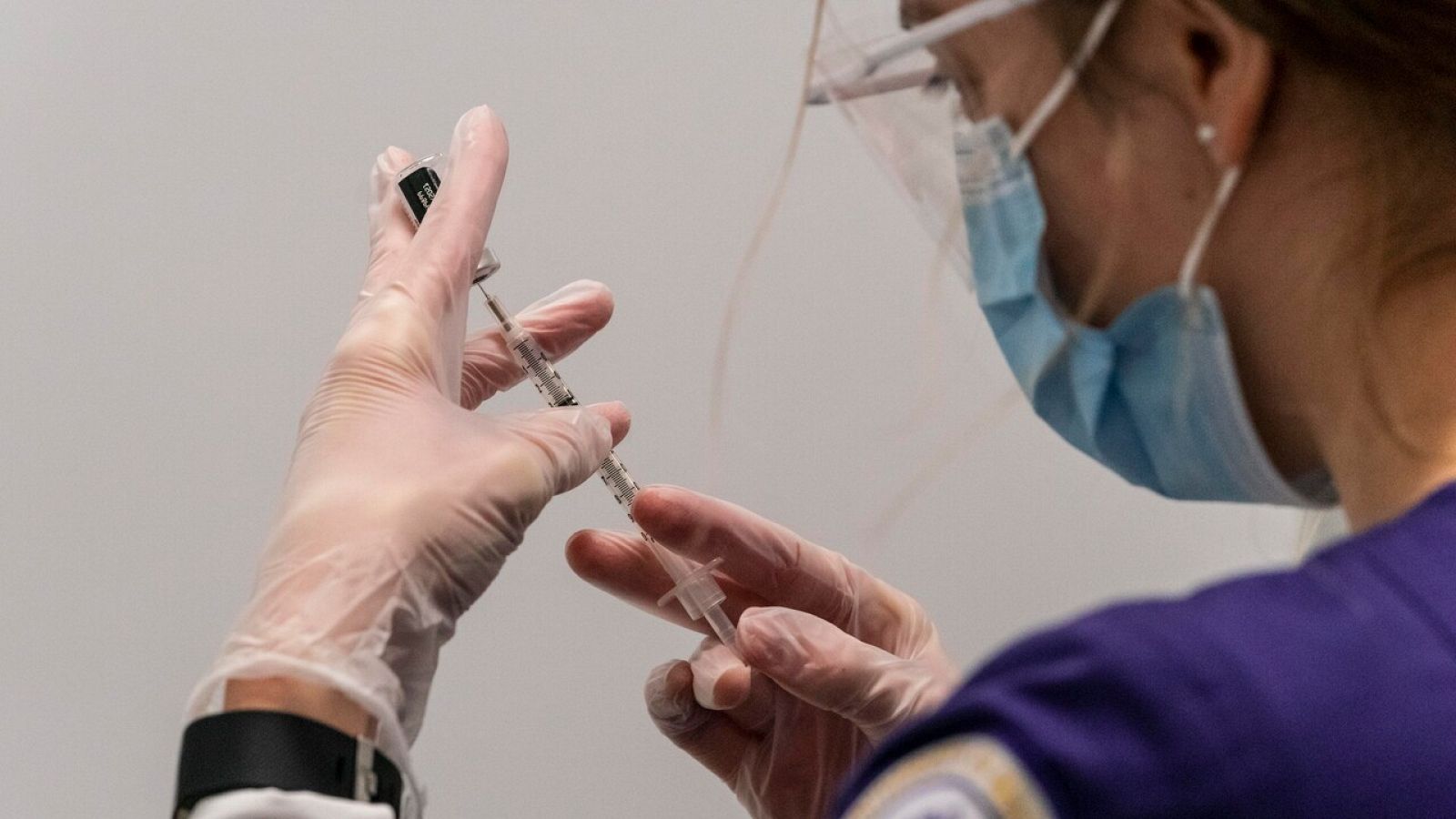 Una estudiante de enfermería prepara la vacuna de Pfizer-BioTech en Seattle, Estados Unidos. EFE/EPA/STEPHEN BRASHEAR