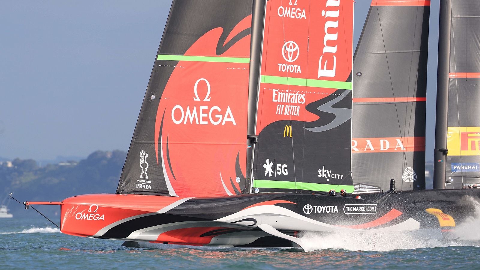 El Luna Rossa Prada Pirelli y el Emirates Team New Zealand, en su lucha final en la Copa América.