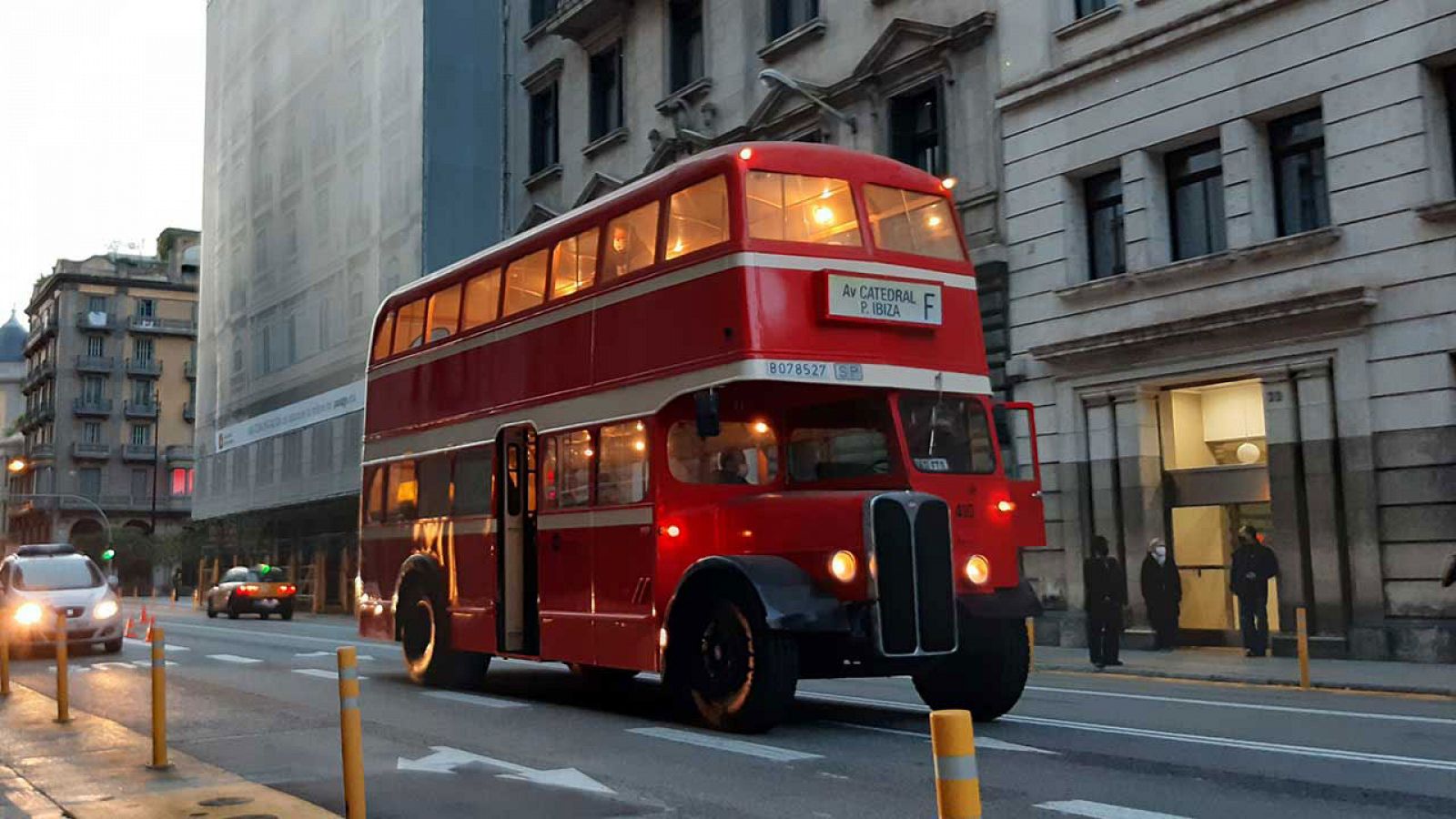 L'autobús pertany a la firma anglesa ACLO i es va fabricar el 1948 TMB