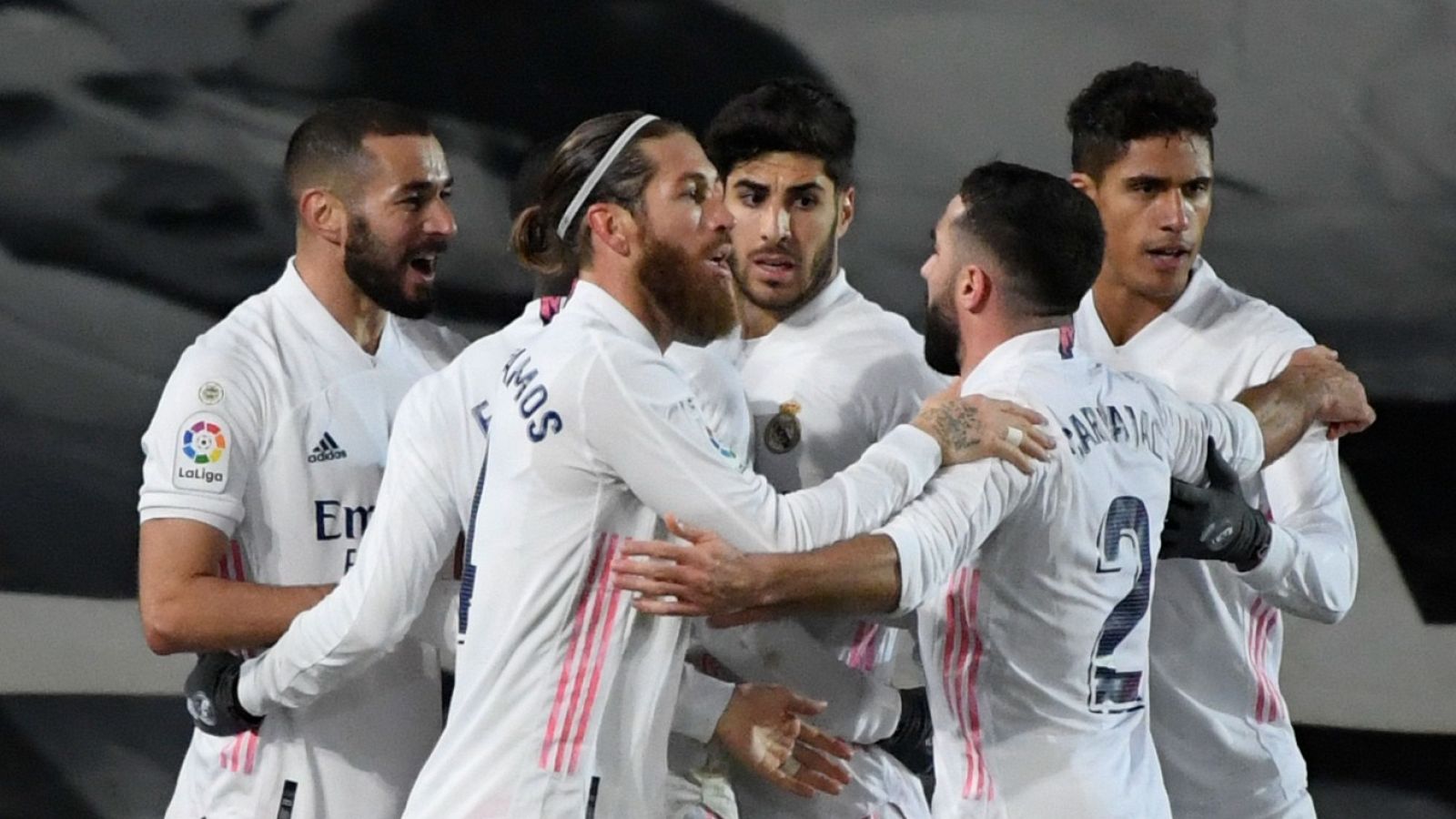 Los jugadores del Real Madrid celebran uno de los goles de su equipo.