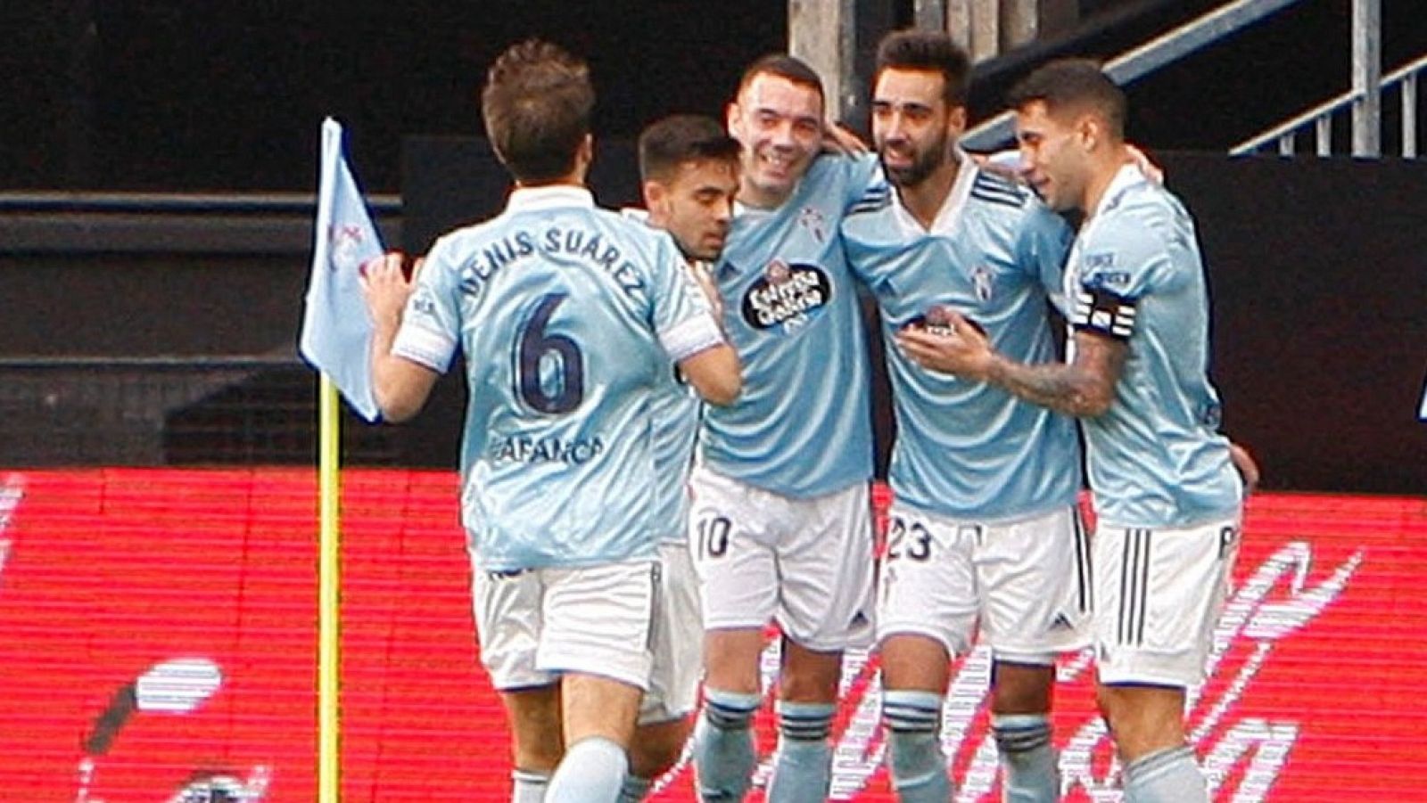 Los jugadores del Celta de Vigo felicitan a Brais Méndez por su primer gol.