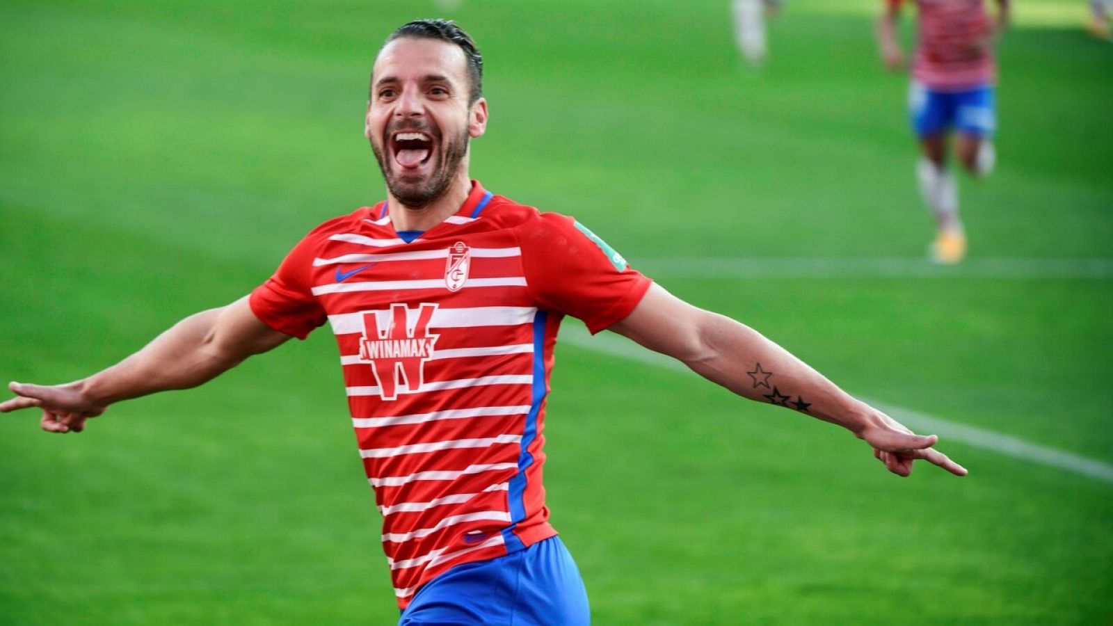 Roberto Soldado, del Granada, celebra uno de los dos goles al Betis.