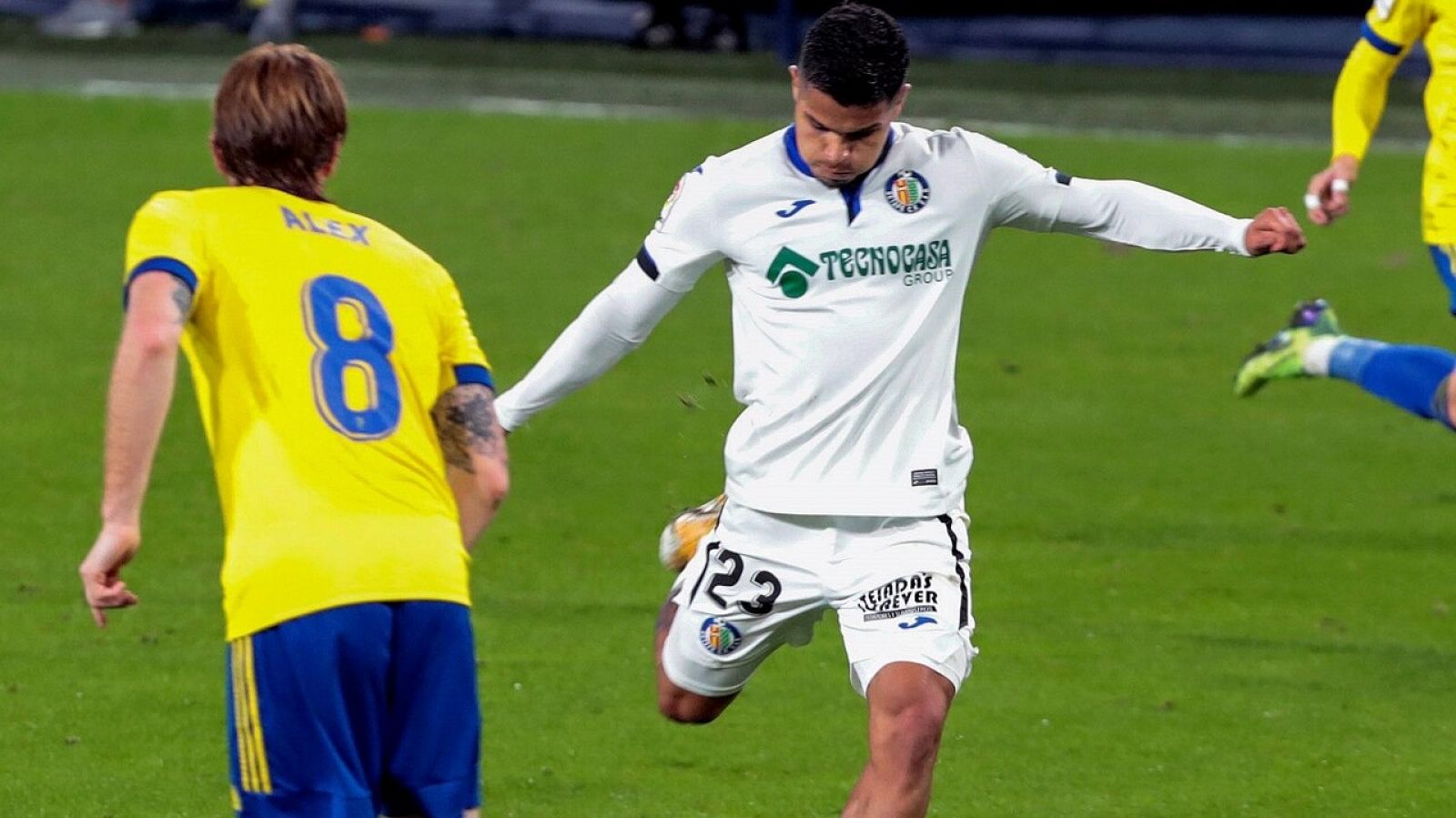 Cucho Hernández (d), autor del gol del Getafe en Cádiz.