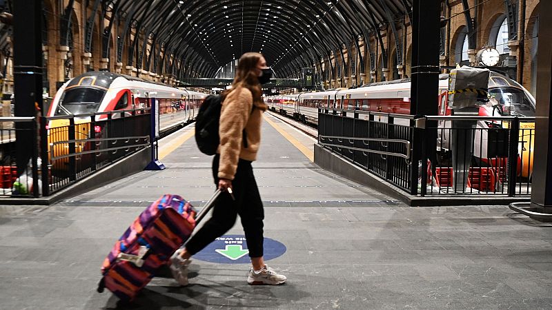 Un pasajero transita por la estación de King Cross, en Londres.