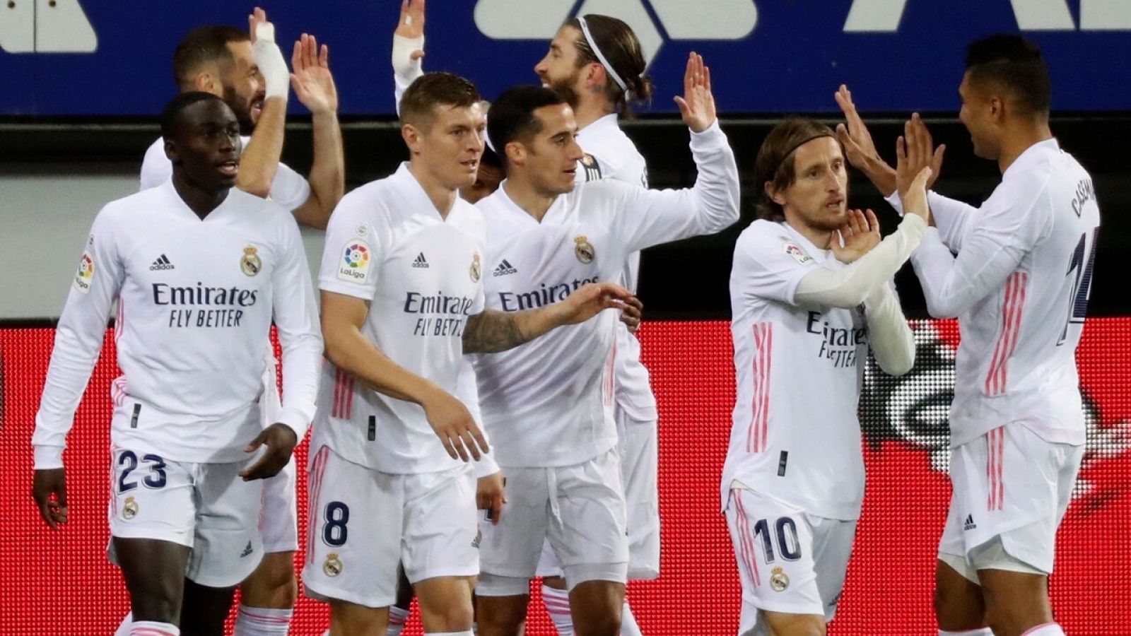 Los jugadores del Madrid celebran un gol al Eibar.