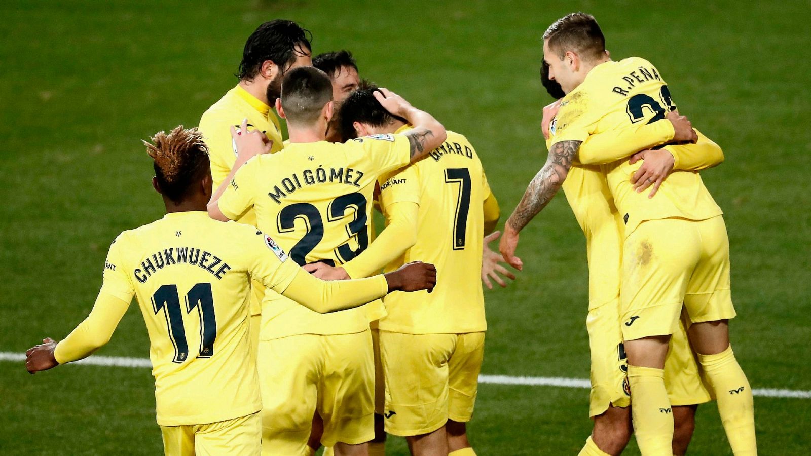 Los jugadores del Villarreal celebran un gol